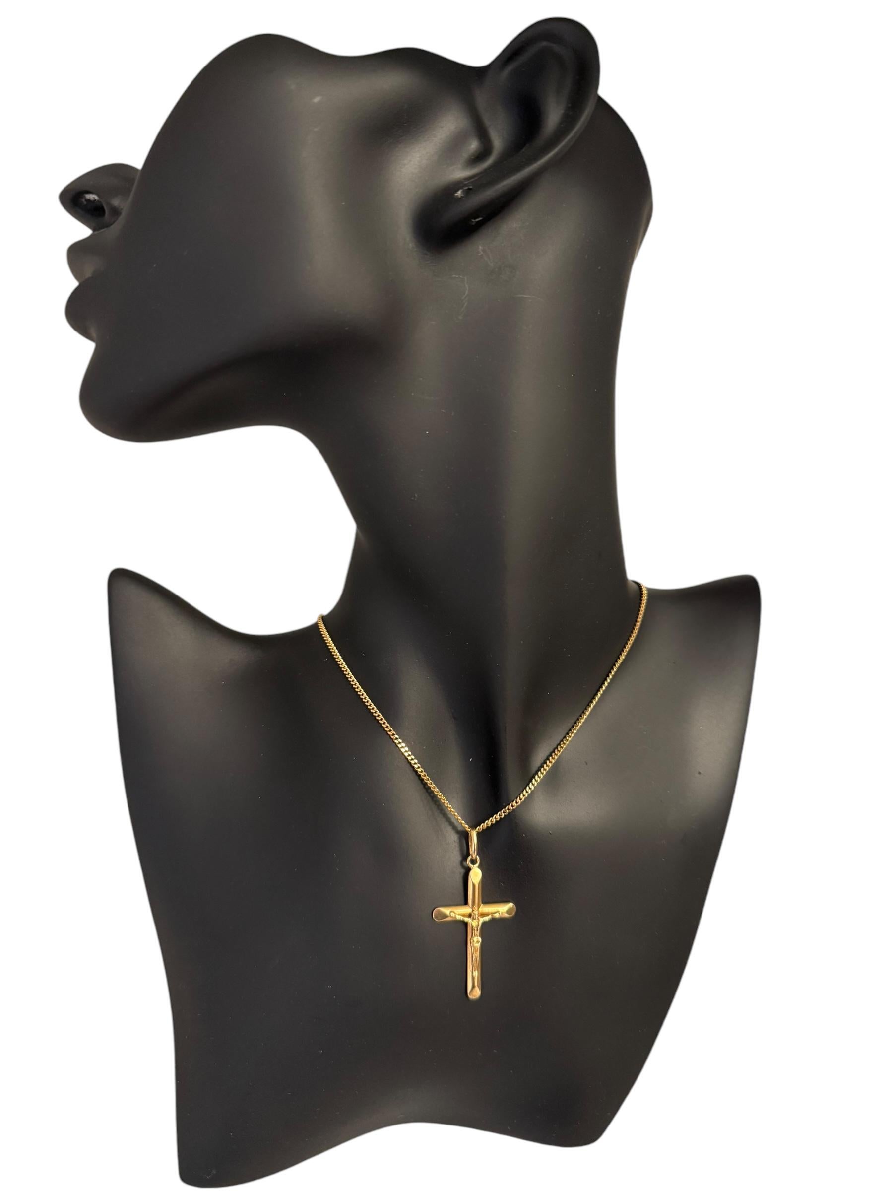 Vintage Italian Crucifix 18kt Yellow Gold For Sale 4