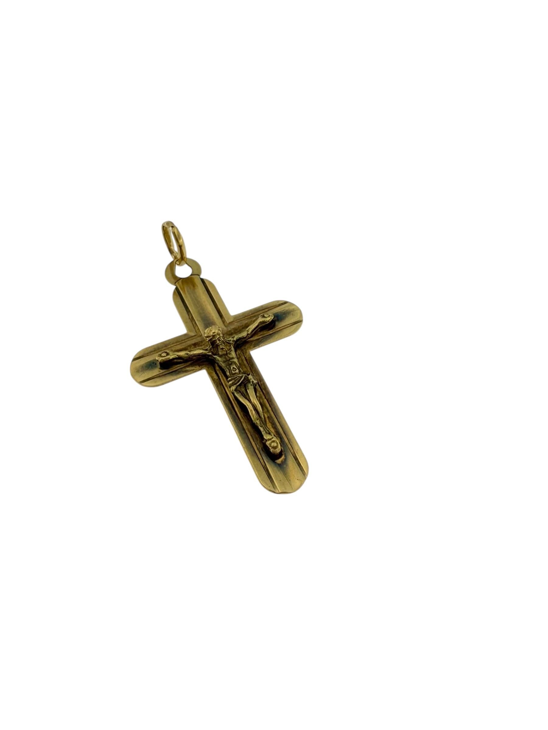 Ce crucifix italien vintage est une pièce frappante et significative, réalisée en or jaune 18 carats avec des accents d'oxydation noire distinctifs qui soulignent ses détails complexes. Le crucifix présente un travail en relief finement exécuté