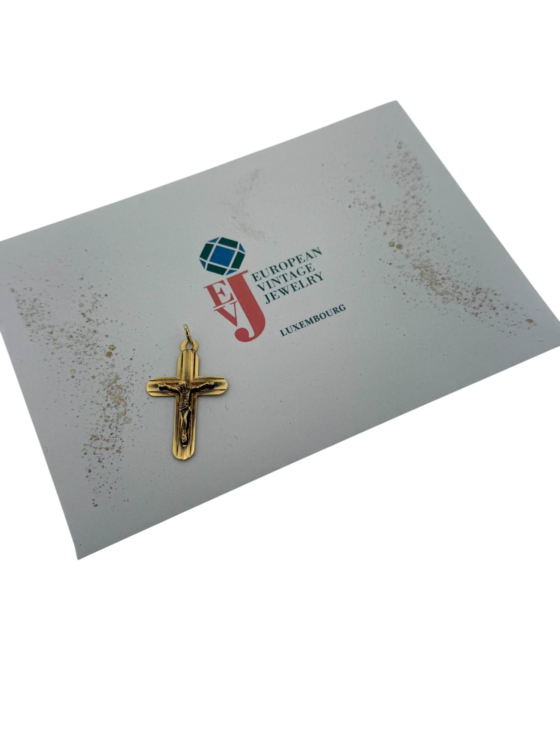 Crucifix italien vintage en or jaune et oxydation noire en vente 3