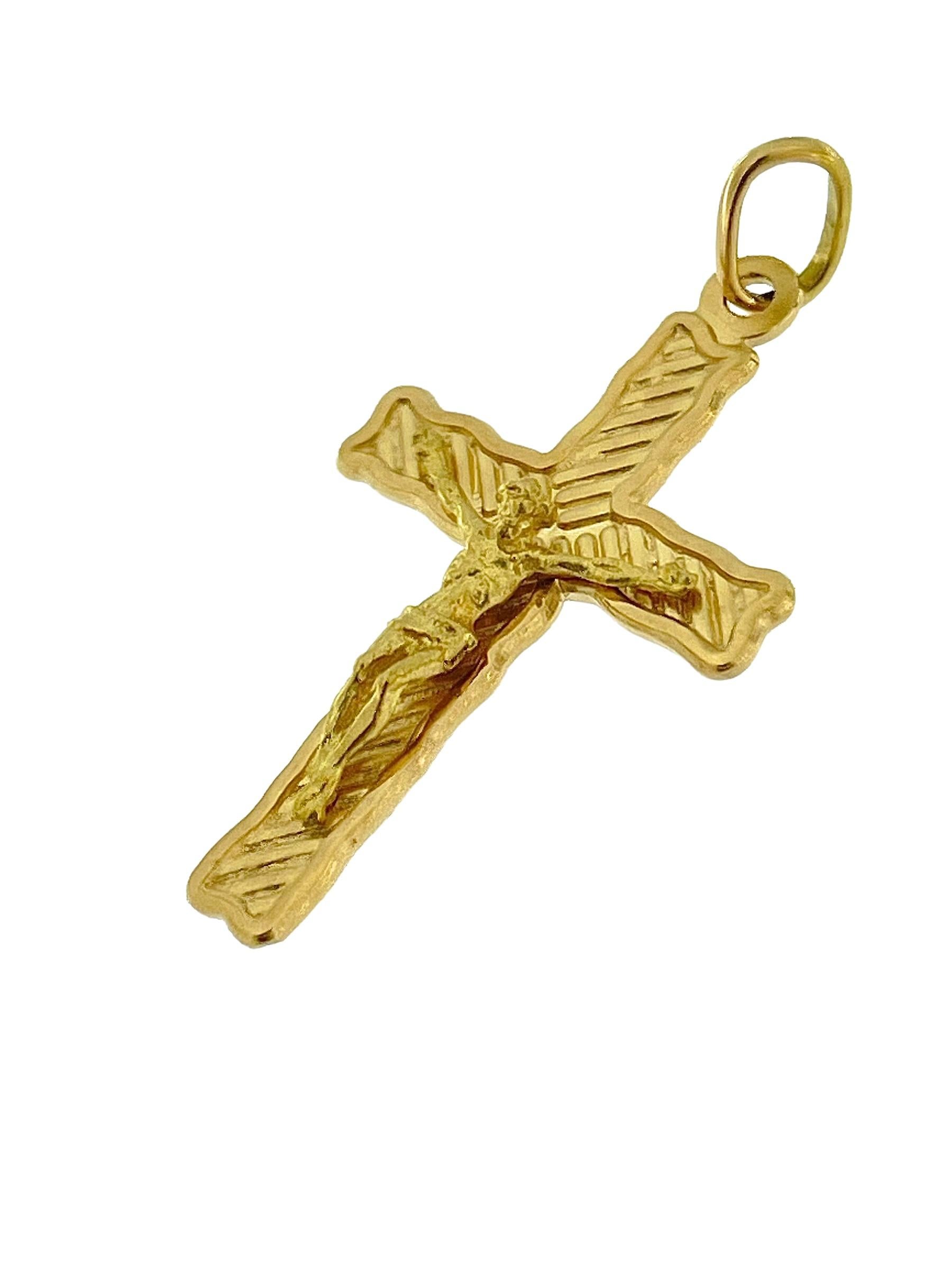 Vintage Italian Crucifix Yellow Gold  In Good Condition For Sale In Esch sur Alzette, Esch-sur-Alzette