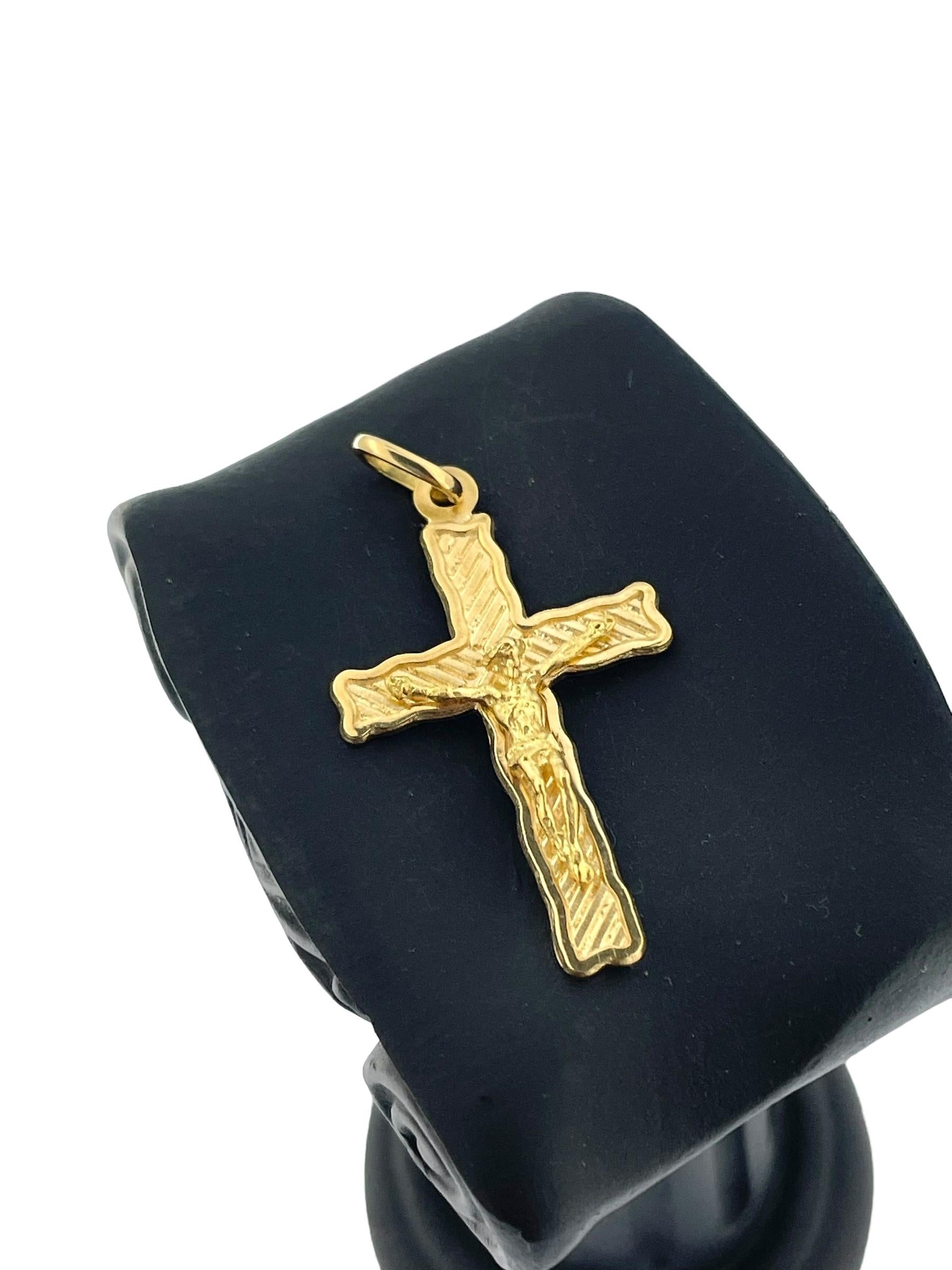Vintage Italian Crucifix Yellow Gold 1