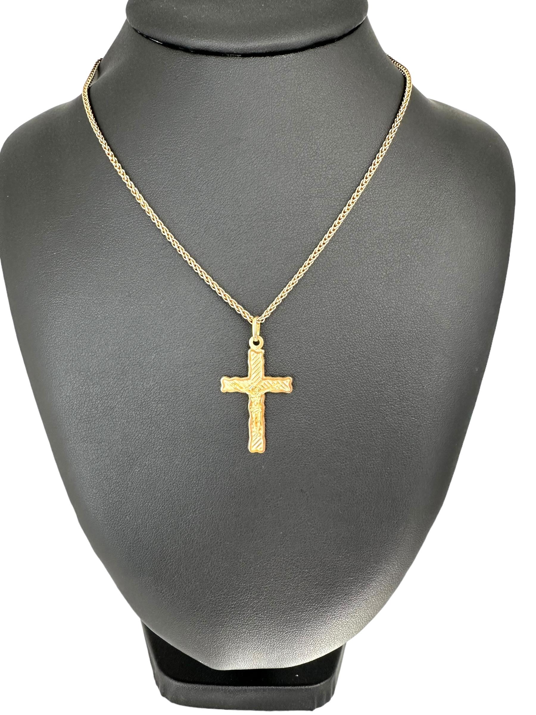 Vintage Italian Crucifix Yellow Gold  For Sale 3