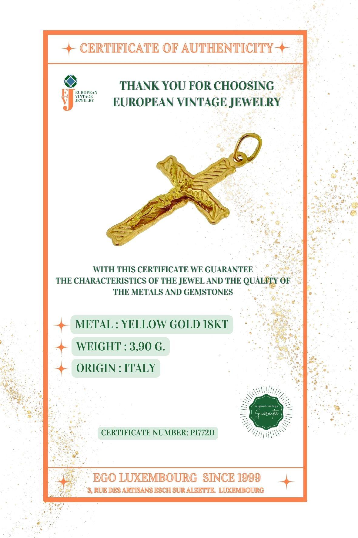 Vintage Italian Crucifix Yellow Gold  For Sale 4
