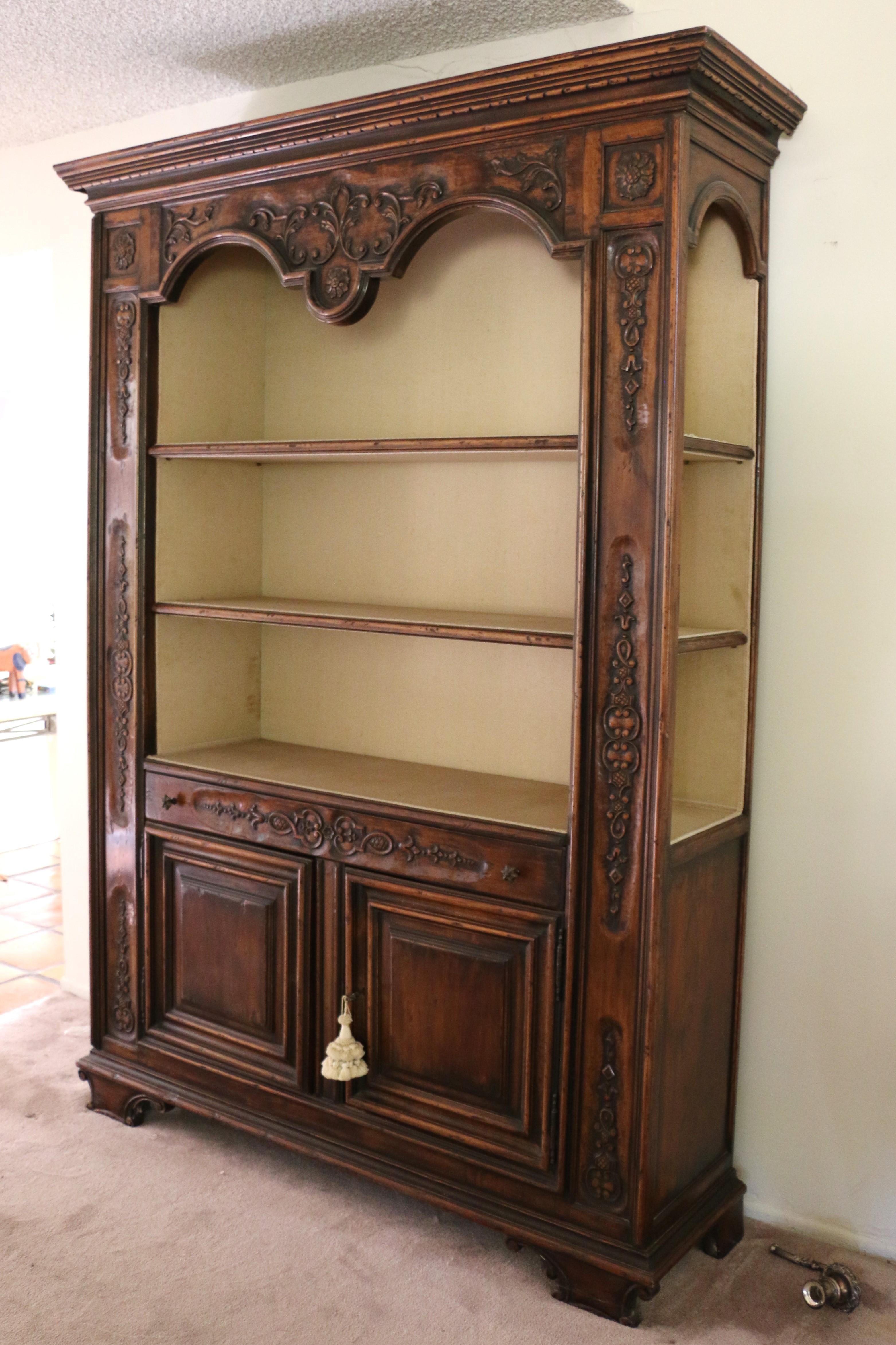 Magnifique cabinet de curiosités vintage original des années 1930 et fabriqué en Italie. Il comporte deux étagères à l'avant et deux de chaque côté. Il dispose également d'un tiroir qui fonctionne bien et d'un compartiment de rangement dans le fond