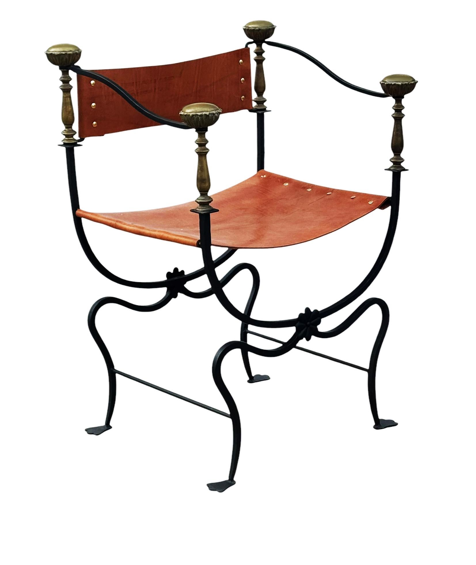 Une incroyable chaise Savonarola d'Italie vers les années 1960. Il se caractérise par une construction en fer forgé lourd et solide, avec de superbes détails. Laiton chaud et cuir de selle remplacé en couleur cognac. 