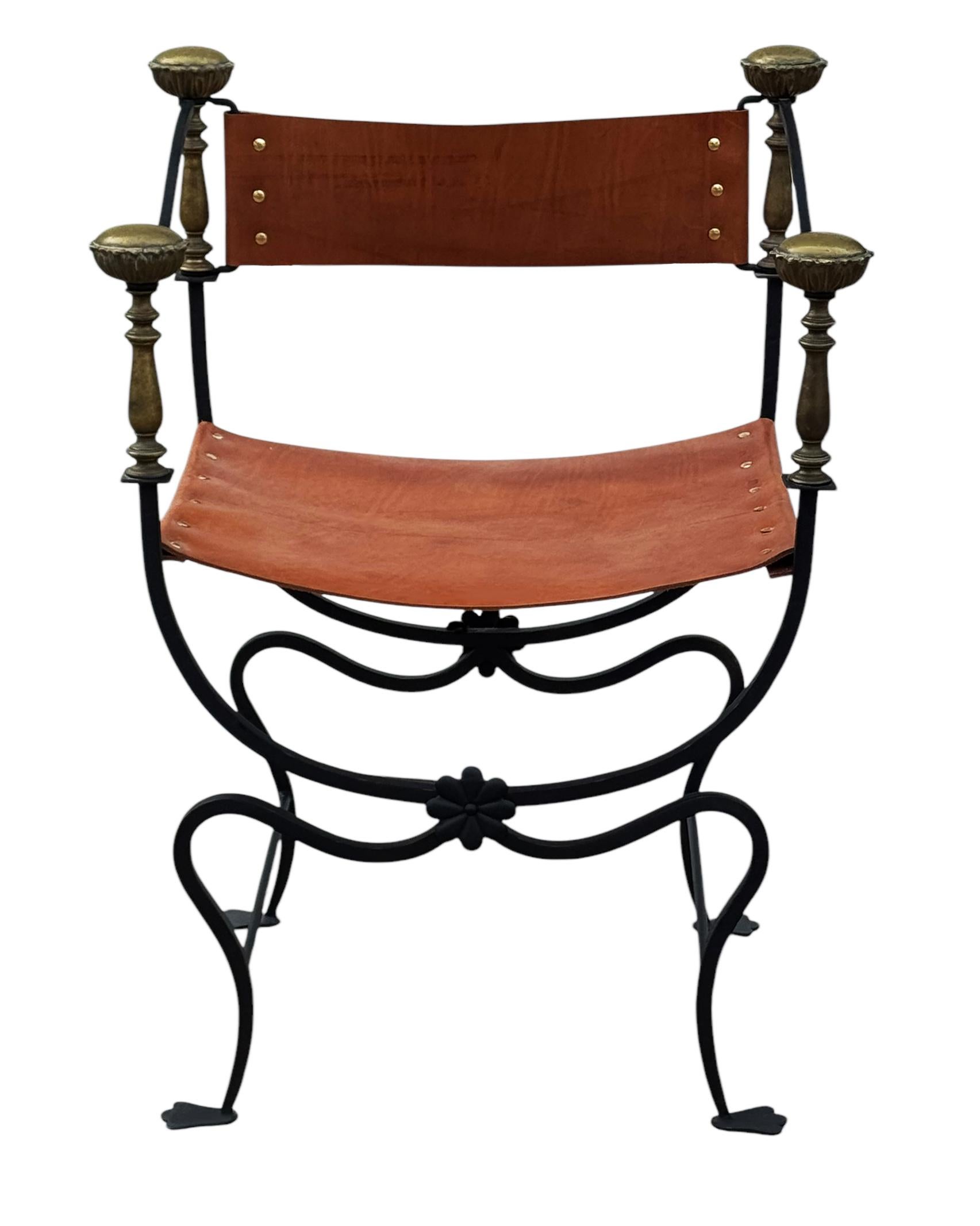 Hollywood Regency Fauteuil italien Curule Savonarola en cuir cognac, laiton et fer en vente