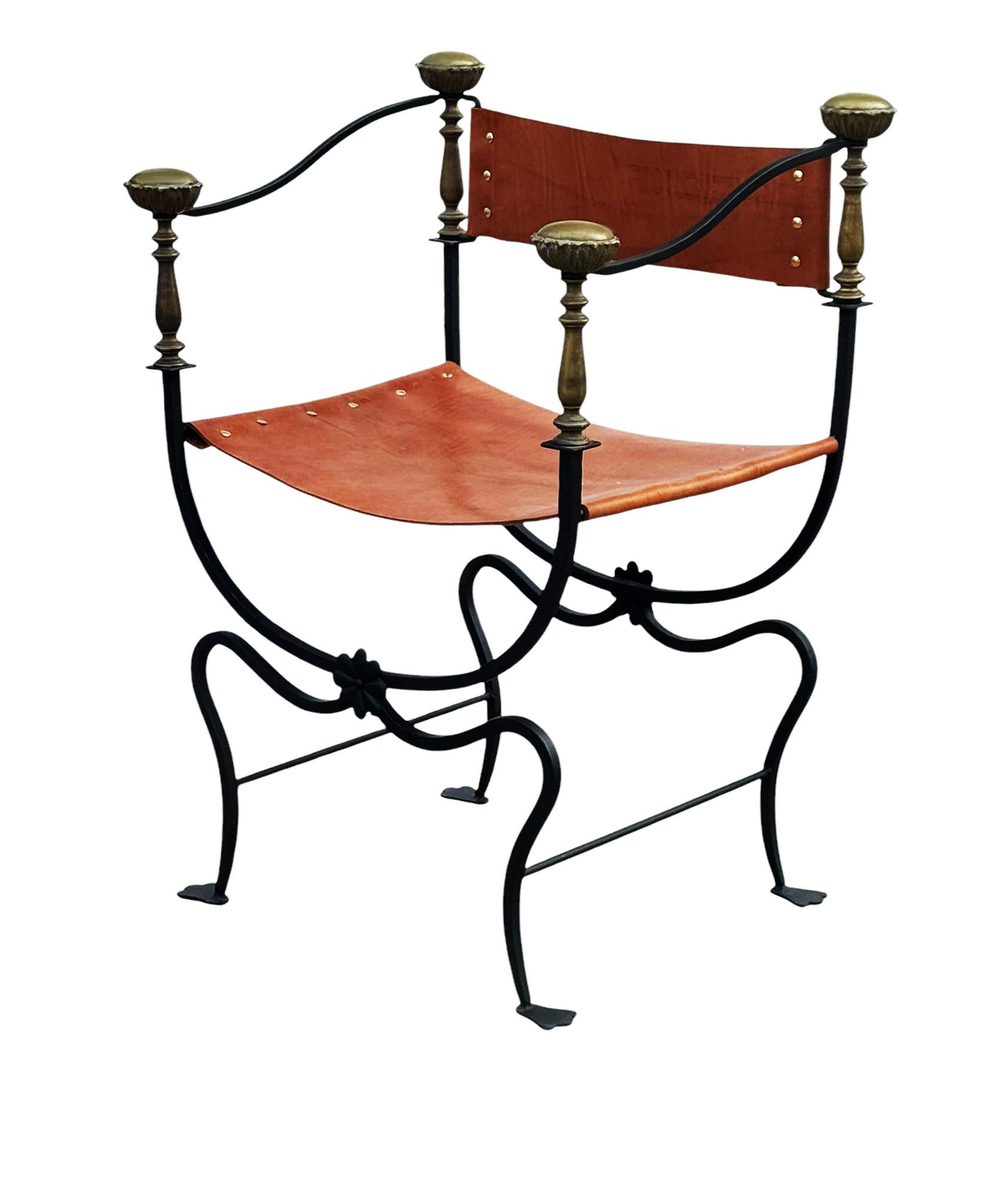 Fauteuil italien Curule Savonarola en cuir cognac, laiton et fer Bon état - En vente à Philadelphia, PA
