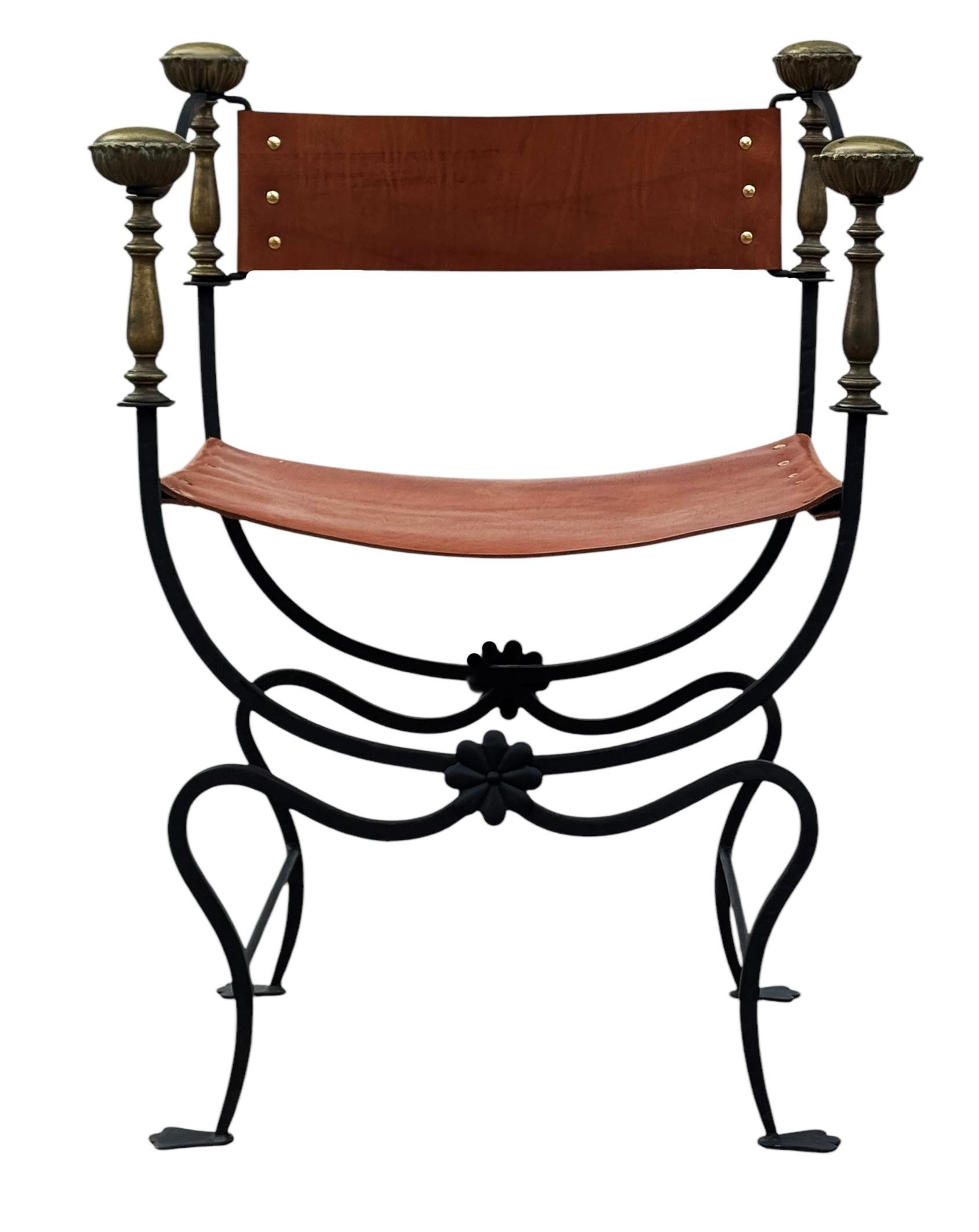 Milieu du XXe siècle Fauteuil italien Curule Savonarola en cuir cognac, laiton et fer en vente
