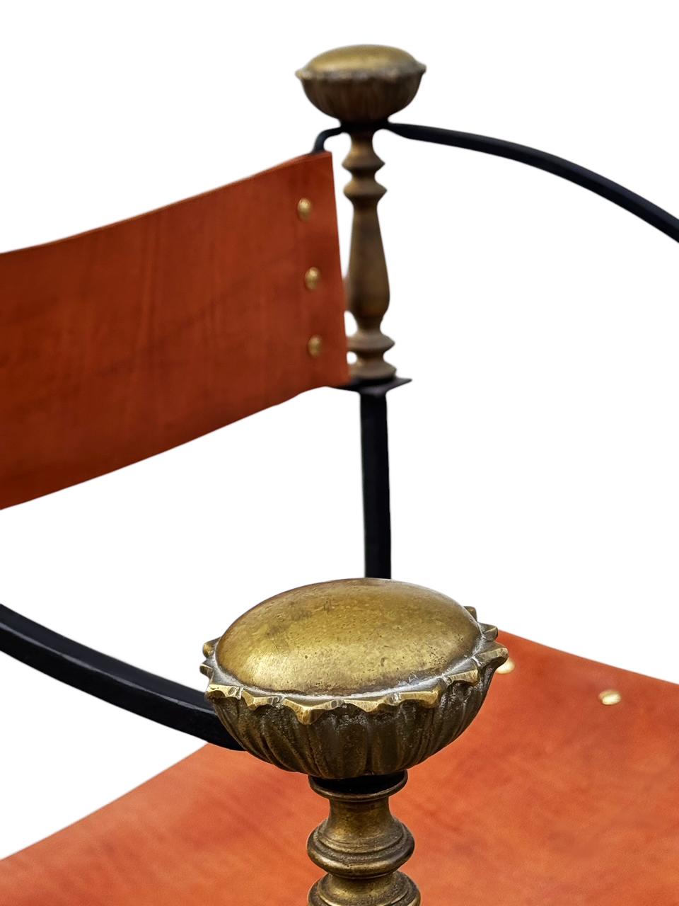 Laiton Fauteuil italien Curule Savonarola en cuir cognac, laiton et fer en vente