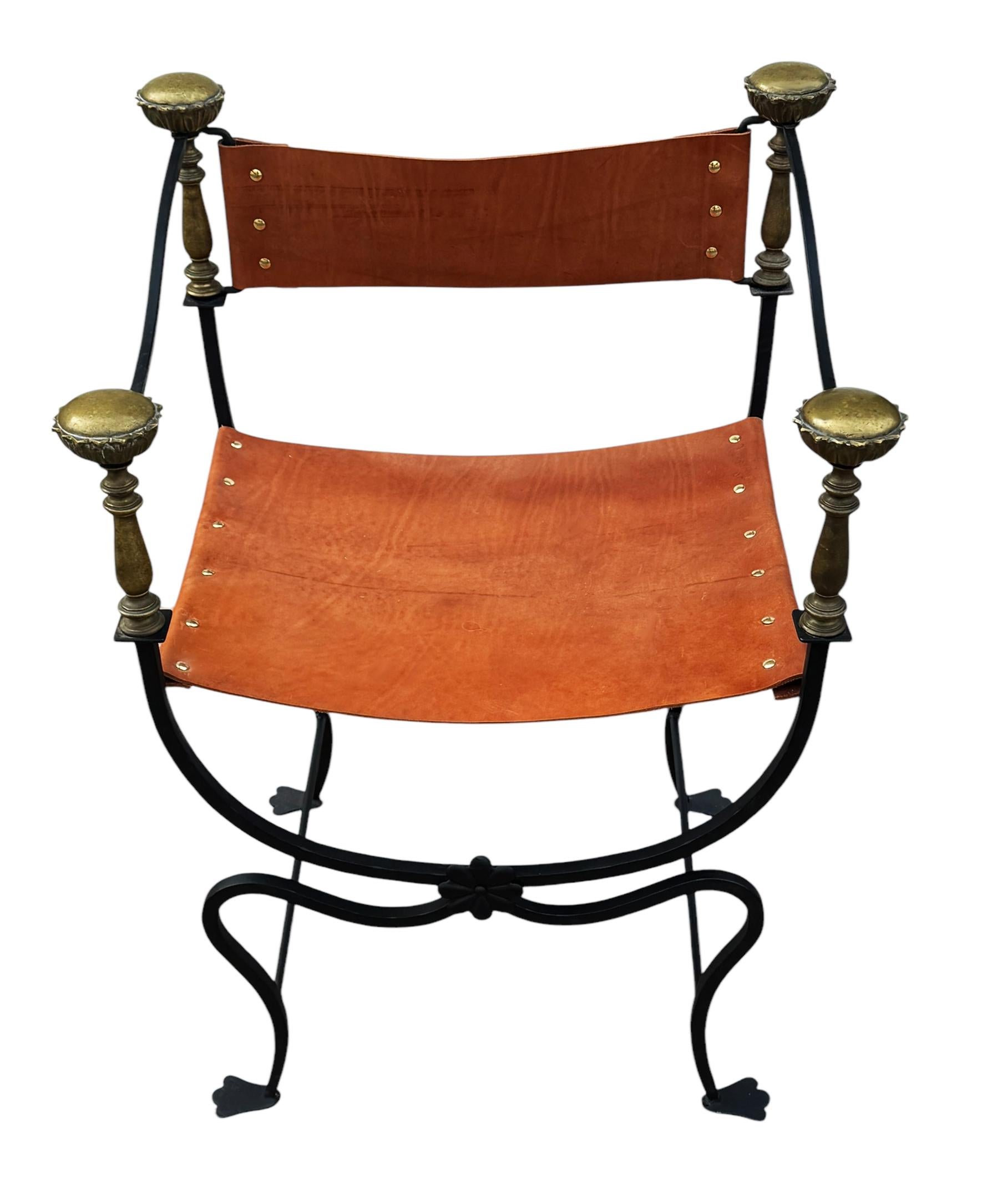 Fauteuil italien Curule Savonarola en cuir cognac, laiton et fer en vente 1