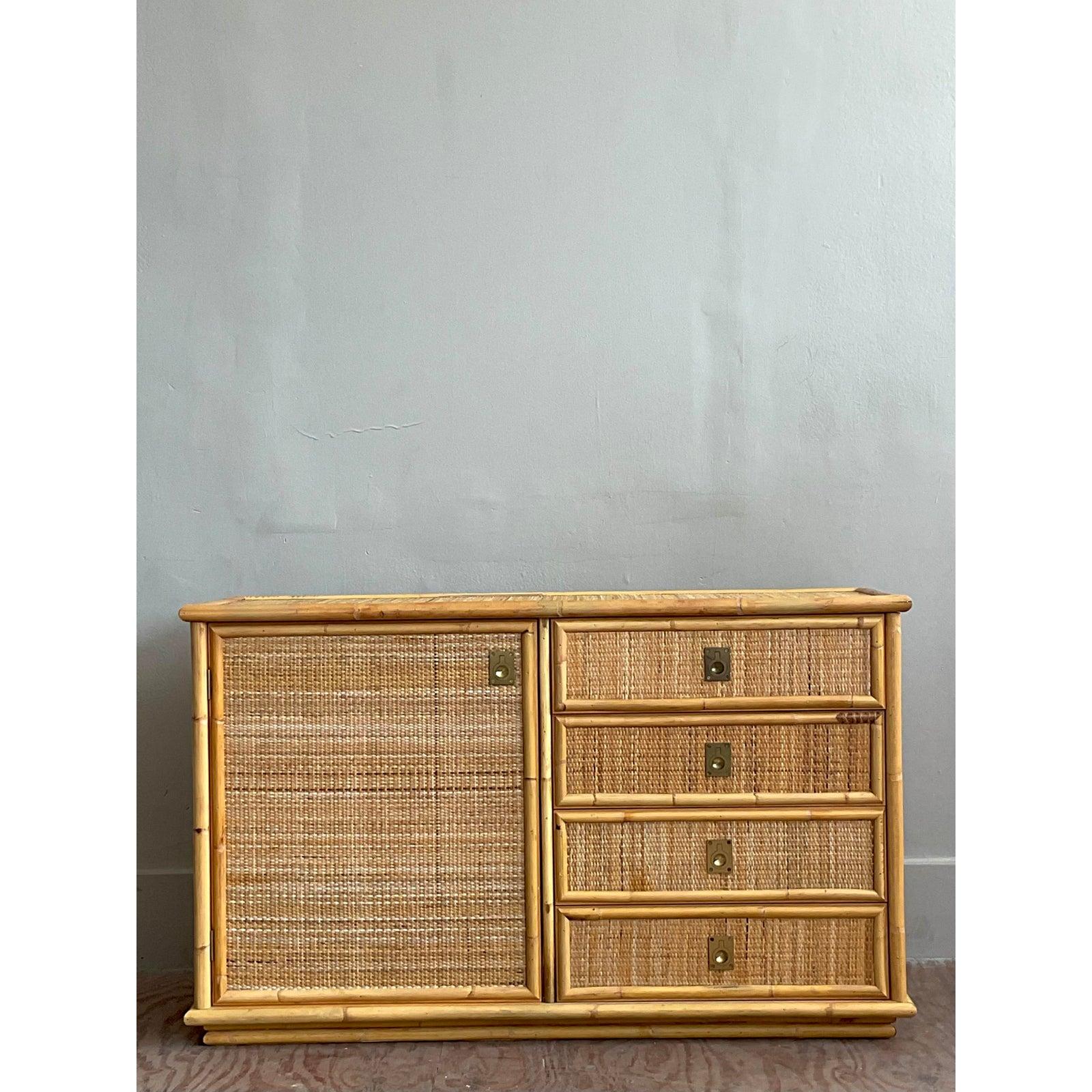 Esempio di design italiano, questa credenza vintage di Dal Vera dona un calore sofisticato e organico a qualsiasi interno. Il pezzo è splendidamente costruito con una struttura in bambù spaccato, che mostra un'eccezionale falegnameria e attenzione