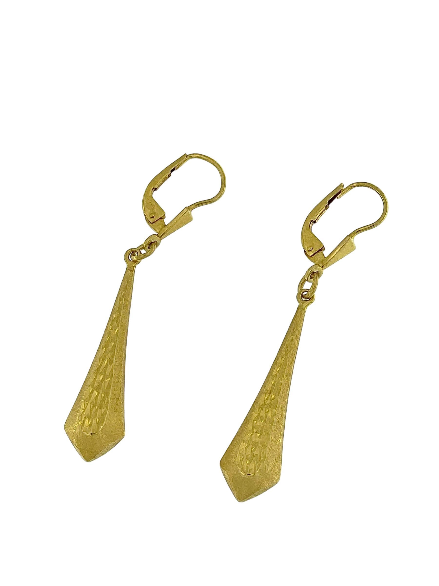 Estos Pendientes Colgantes Italianos Vintage son un ejemplo atemporal de fina artesanía italiana, elaborados en lujoso oro amarillo de 18 quilates. Los pendientes presentan un diseño clásico colgante, que les permite balancearse graciosamente con