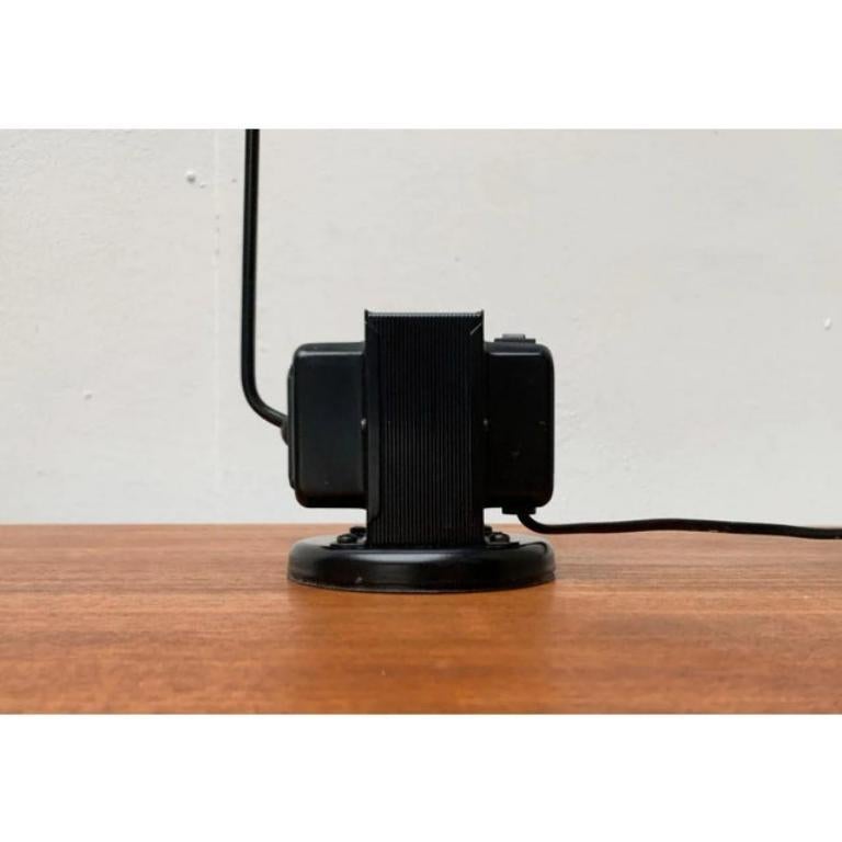 A design classic from Lumina based on a design by Tomasso Cimini from the early 70s.

Thanks to the fine lamp arm, the Daphine appears particularly delicate and elegant. The design is very functional. The base consists of the heavy transformer,