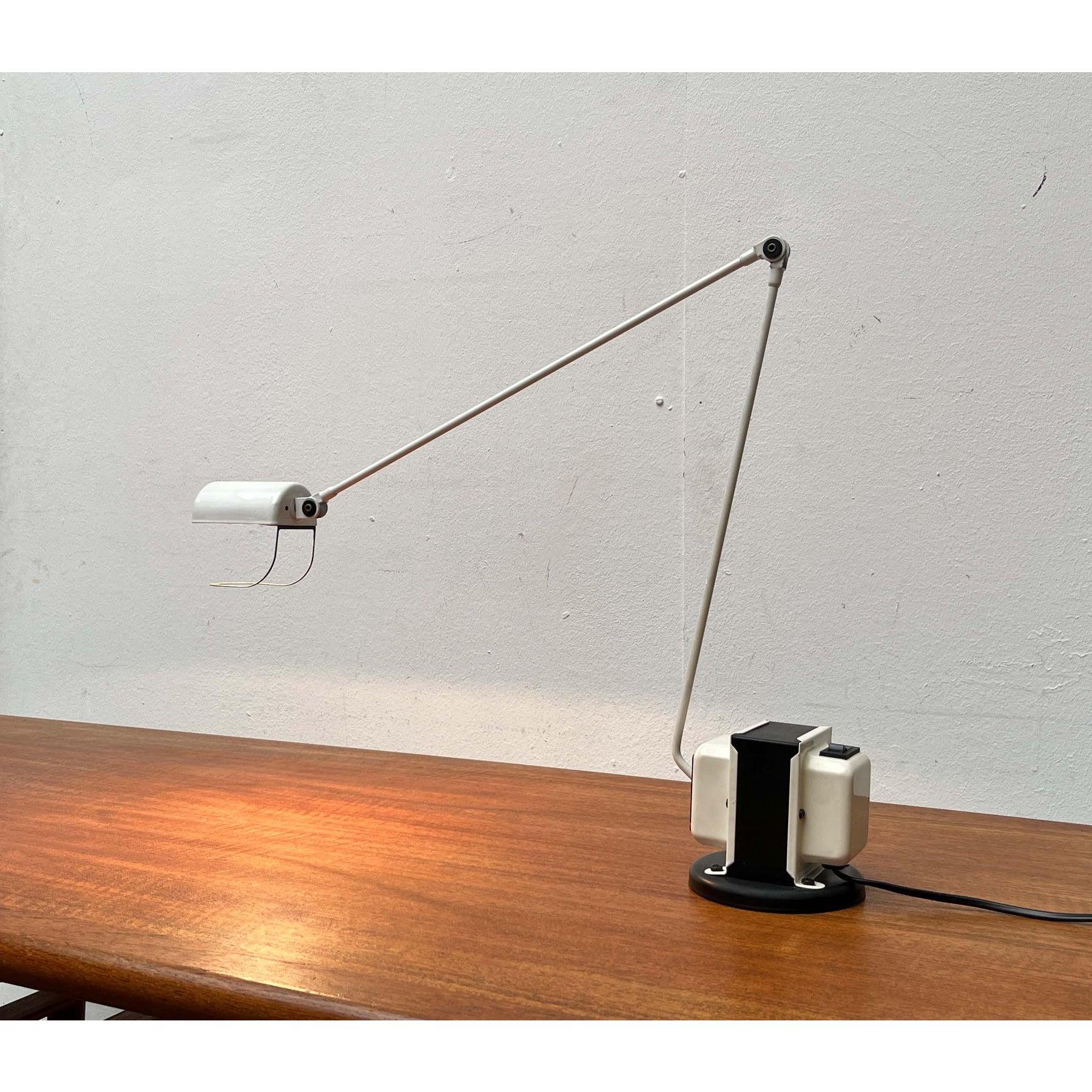 Un classico del design di Lumina, basato su un disegno di Tomasso Cimini dei primi anni '70.
Il braccio sottile della Daphine le conferisce un aspetto particolarmente delicato ed elegante. Il design è anche molto funzionale. La base è costituita dal