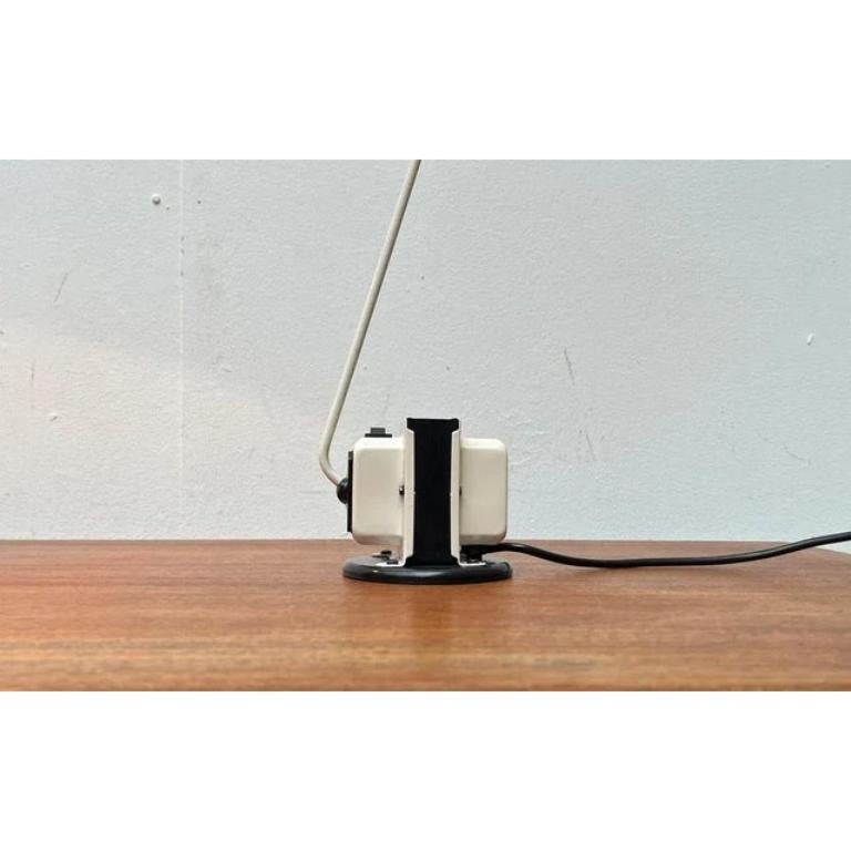 Un classique du design signé Lumina d'après une ébauche de Tomasso Cimini datant du début des années 1970. Voici une exécution particulièrement précoce pour les collectionneurs.

Grâce à la finesse du bras de lumière, la Daphine paraît