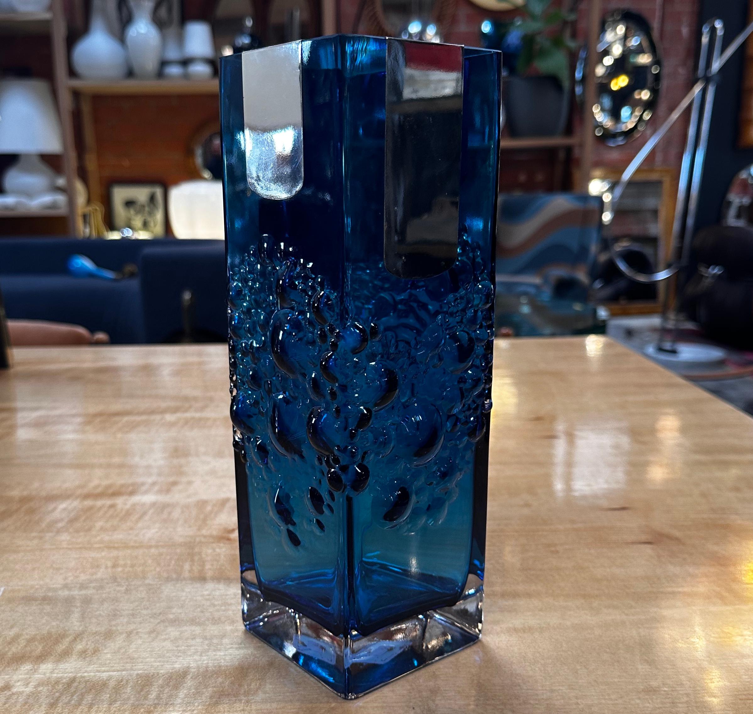 Die dekorative blaue Vintage-Vase aus den 1980er Jahren ist ein stilvolles Stück, das die Essenz des italienischen Designs dieser Zeit einfängt. Die Vase ist in einem auffälligen Blauton gehalten, der die lebendige und eklektische Ästhetik der