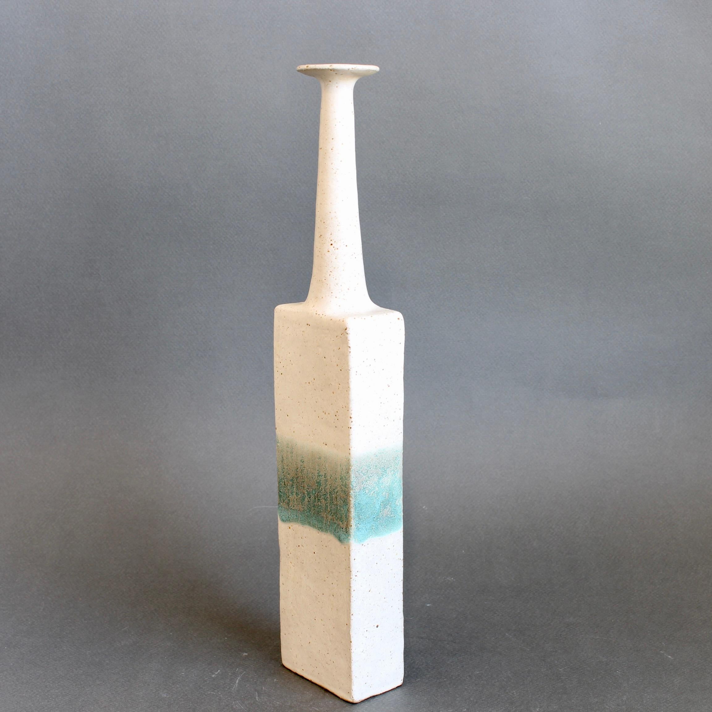 Bottiglia decorativa in ceramica / vaso a fiore singolo di Bruno Gambone (circa anni '80) con superficie bianco gesso che fa da sfondo a una fascia decorativa screziata e turchese a metà corpo. Questo grazioso vaso monofiore ad apertura stretta è
