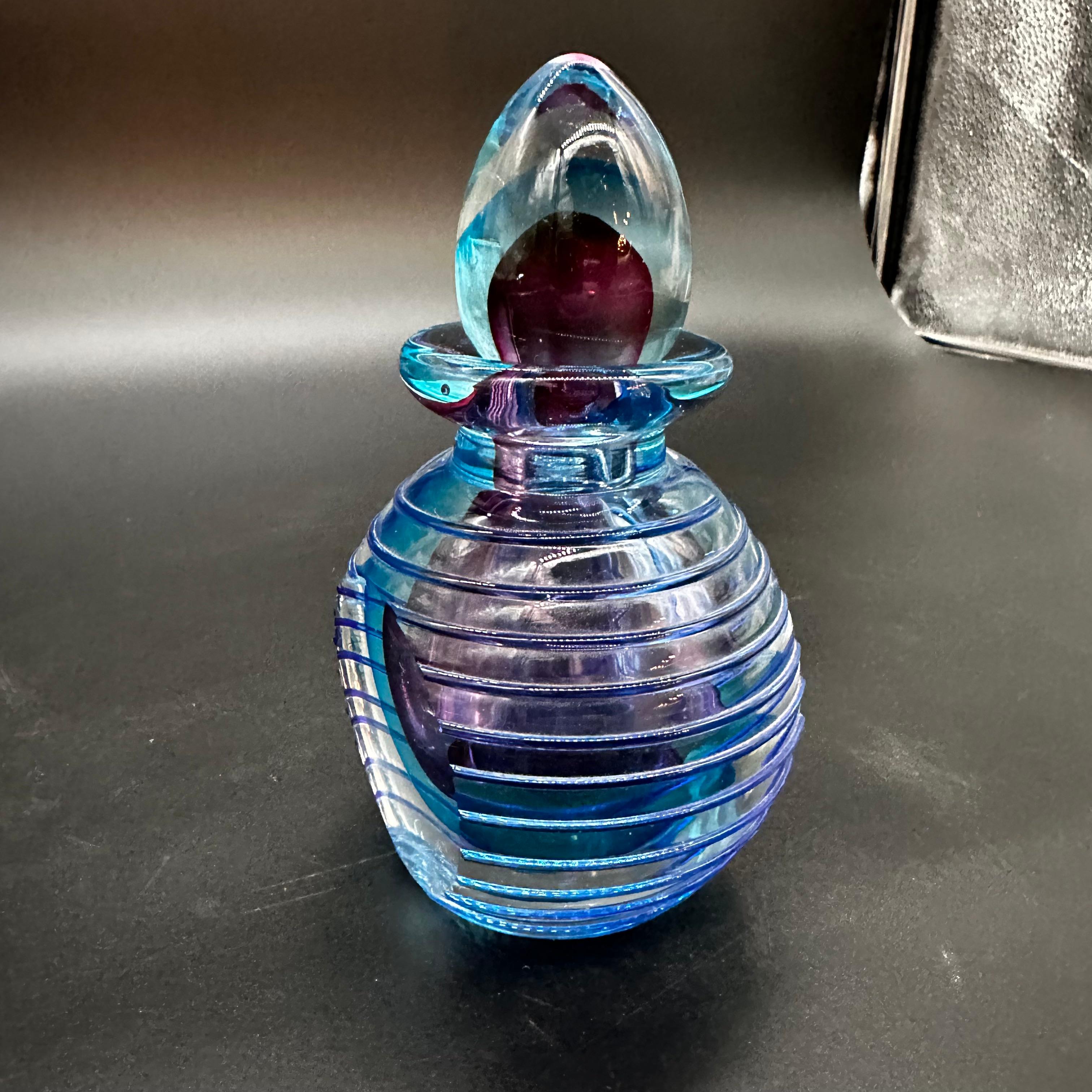 Eine dekorative, handgefertigte italienische Glasflasche aus den 1960er Jahren ist ein wunderschön gearbeitetes Glasgefäß aus Italien aus dieser Zeit. Es ist wahrscheinlich mit seinen komplizierten Mustern und leuchtenden Farben ein Ausdruck der