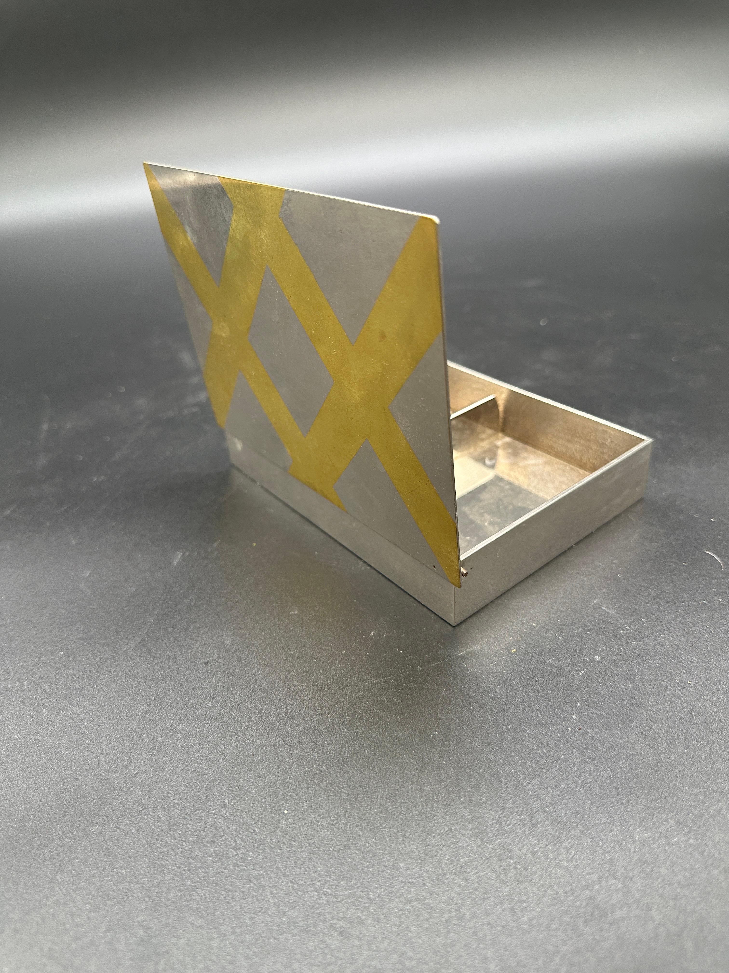 Magnifique boîte rectangulaire décorative italienne d'époque, avec détail de la partie supérieure en laiton.

