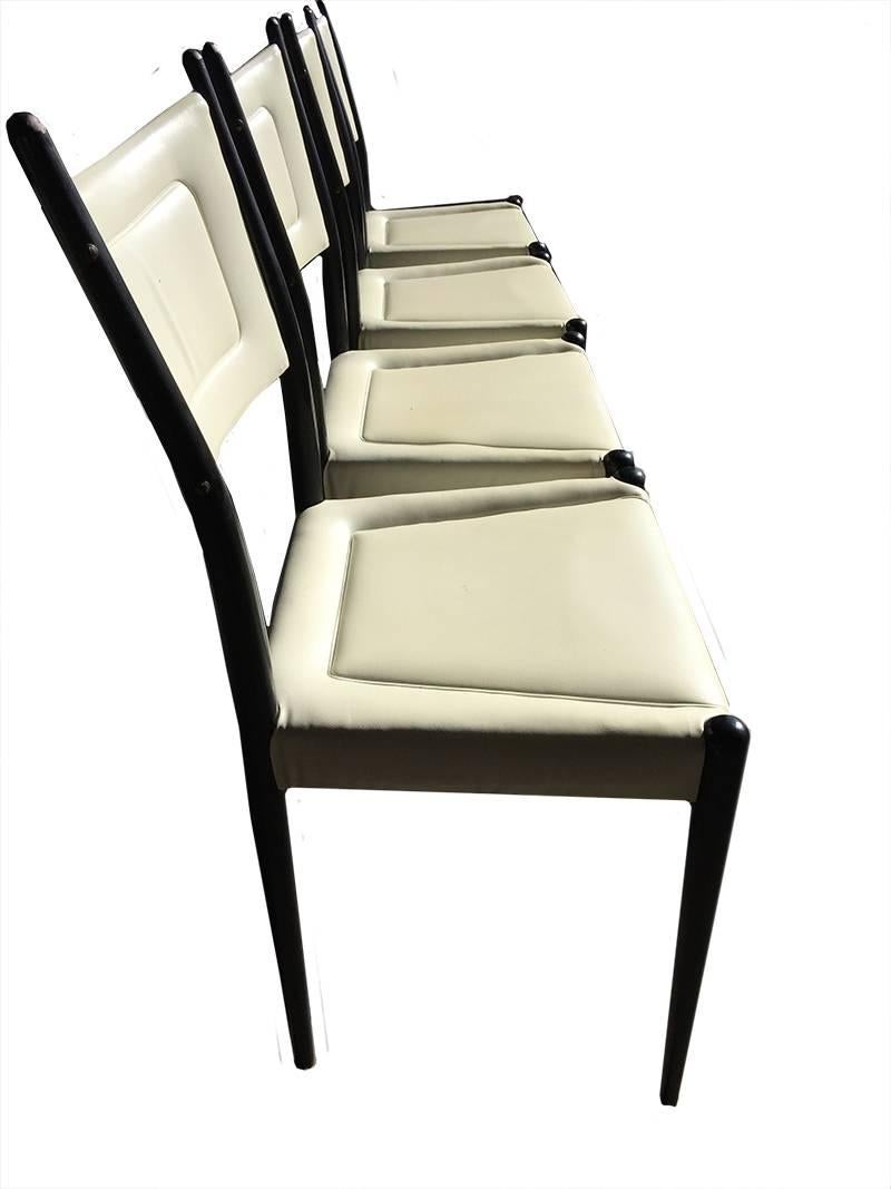  Chaises de salle à manger anglaises de Gomme pour G-Plan

Quatre chaises avec tissu ciel
G-Plan est une marque de meubles britannique produite par E Gomme Ltd.

La hauteur est de 86 cm
La hauteur du siège est de 45 cm
La largeur est de 46,5 cm
La