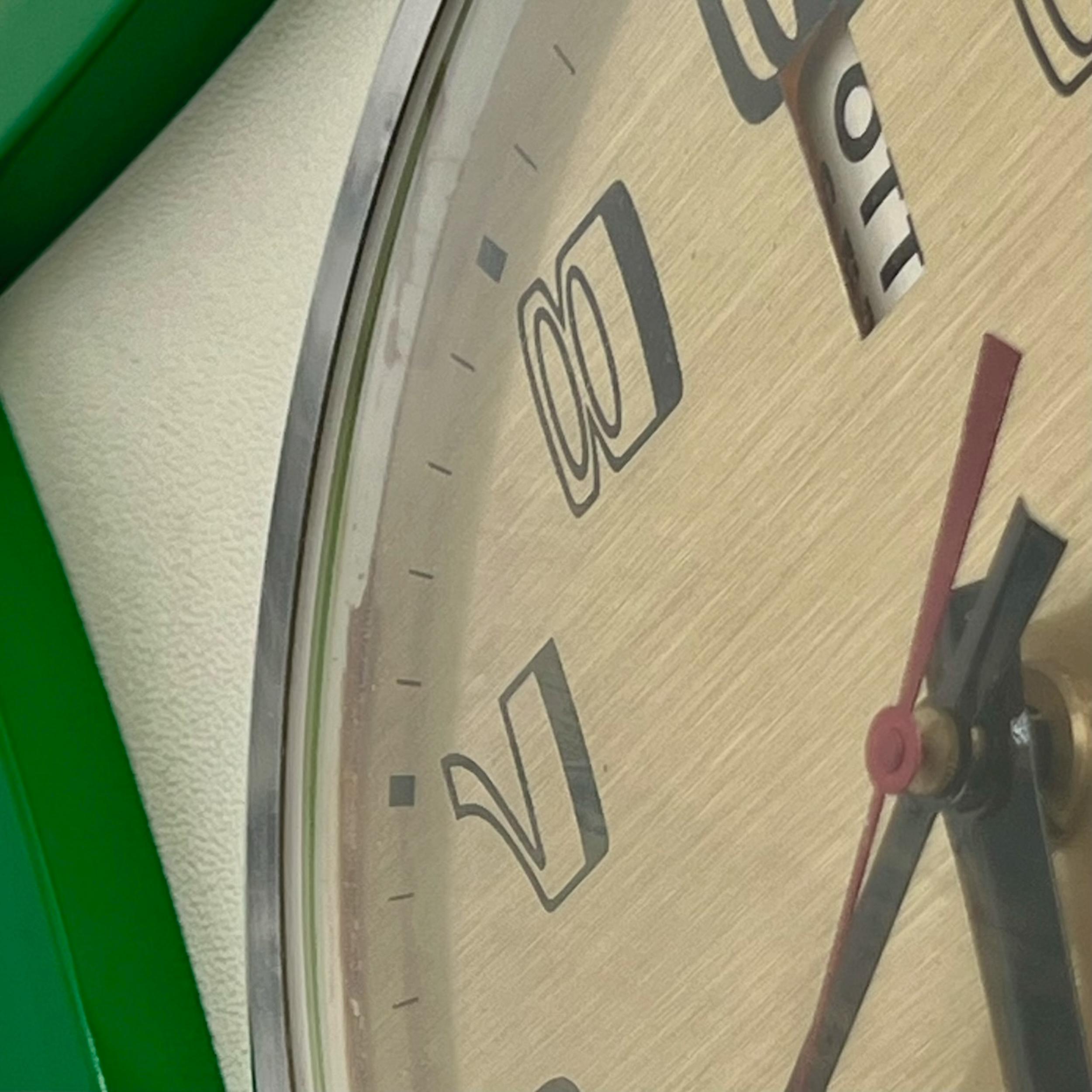 Vintage Italian Design Clock with Flip Calendar - Space Age 60s 70s Decor In Good Condition In San Benedetto Del Tronto, IT