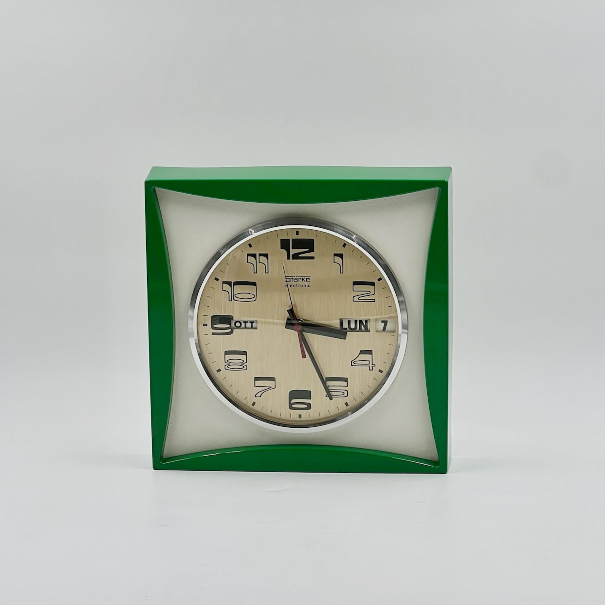 Mid-20th Century Vintage Italian Design Clock with Flip Calendar - Space Age 60s 70s Decor