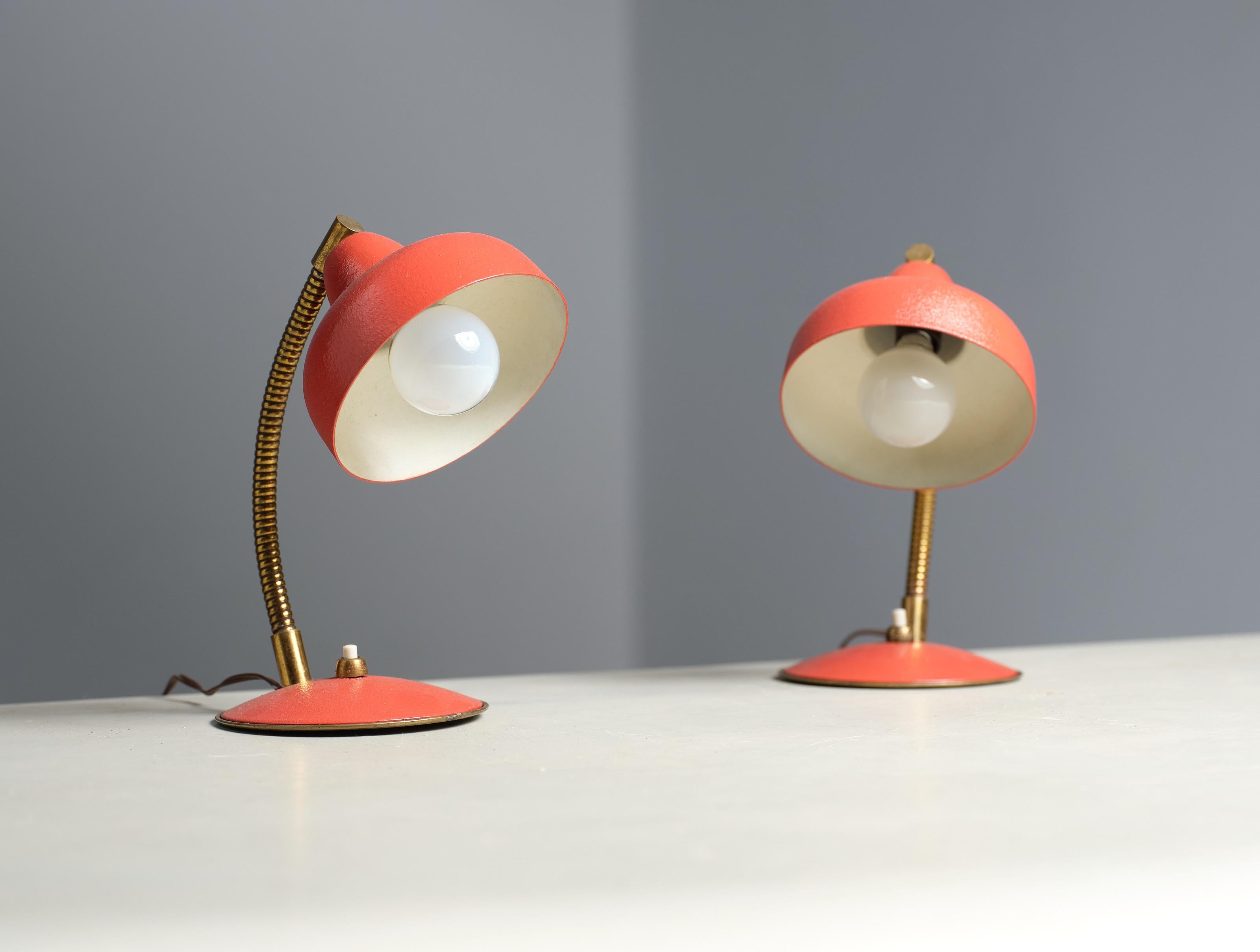 Milieu du XXe siècle Paire de lampes de bureau italiennes design vintage de couleur corail  1950s en vente