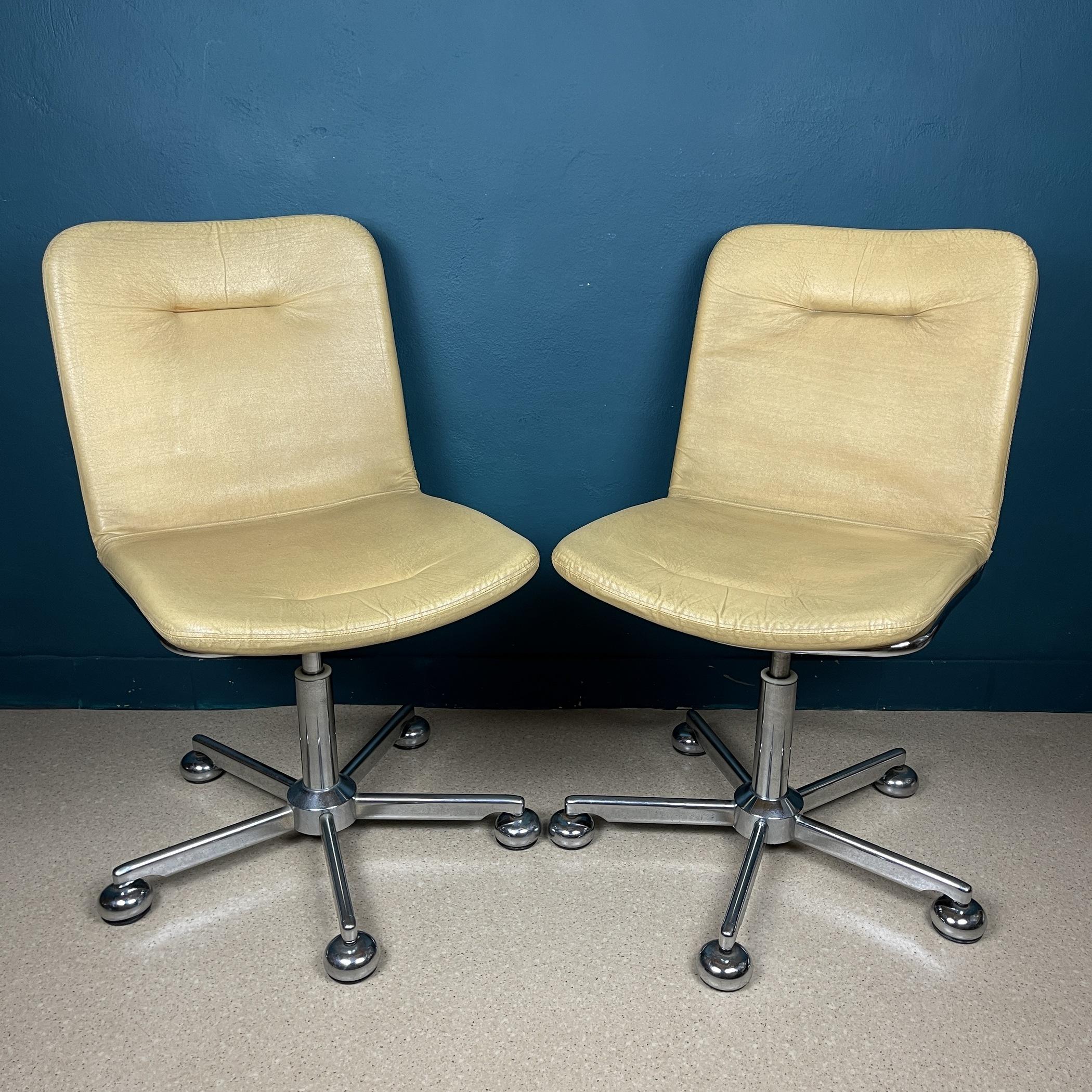 In the spirit of the Italian designer Gastone Rinaldi, a pair of beautiful Italian desk chairs, industrial made in Bologna in the 1970s. Swivel and height adjustable. Chromed metal construction with star base. Removable seat cushion (with buttons on