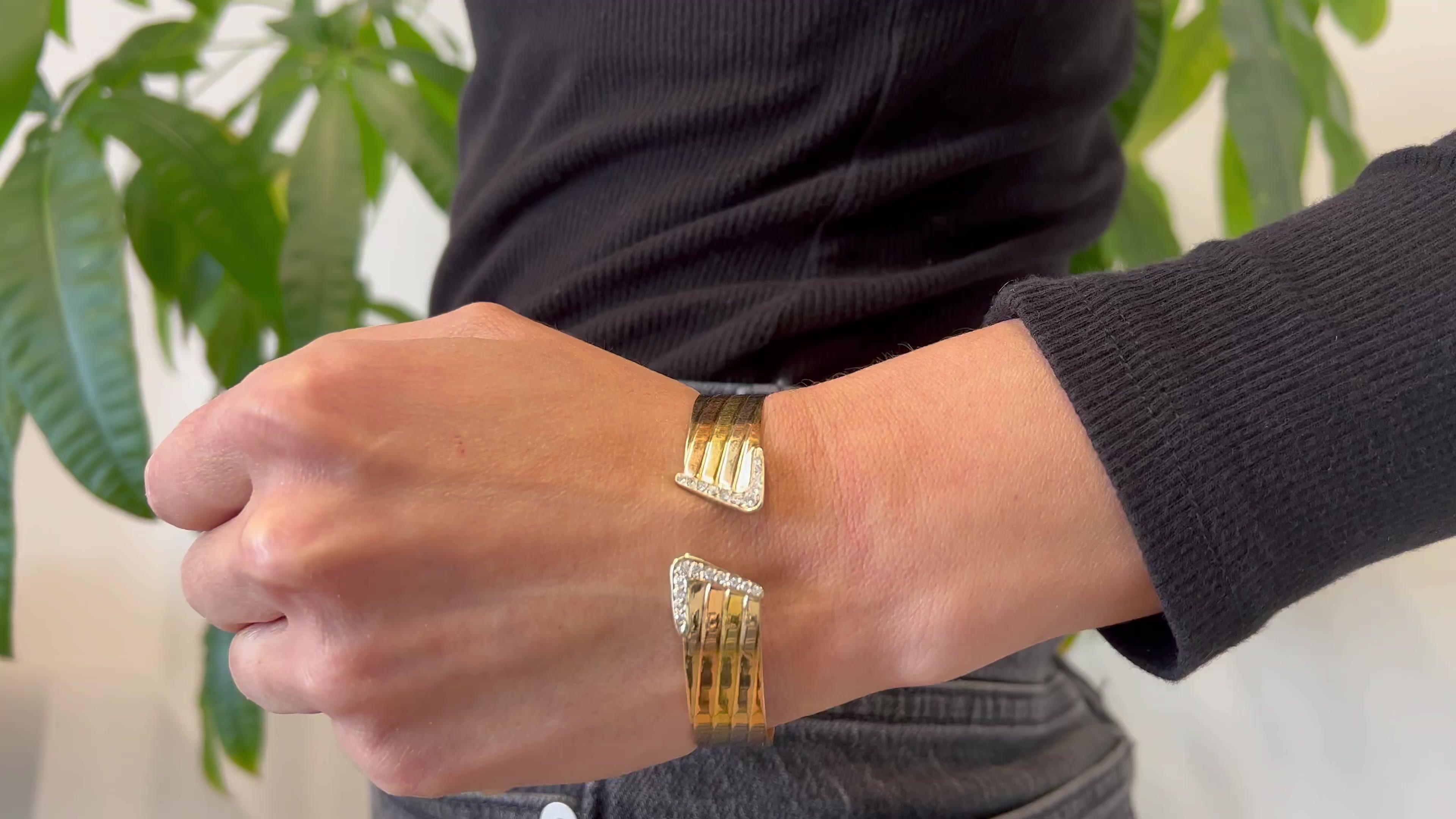 Ein Vintage Italian Diamond 18k Tri Tone Cuff Bracelet. Mit 22 runden Diamanten im Brillantschliff mit einem Gesamtgewicht von etwa 0,50 Karat, eingestuft als nahezu farblos, Reinheit VS-SI. Gefertigt aus 18 Karat Gelb-, Rosé- und Weißgold mit