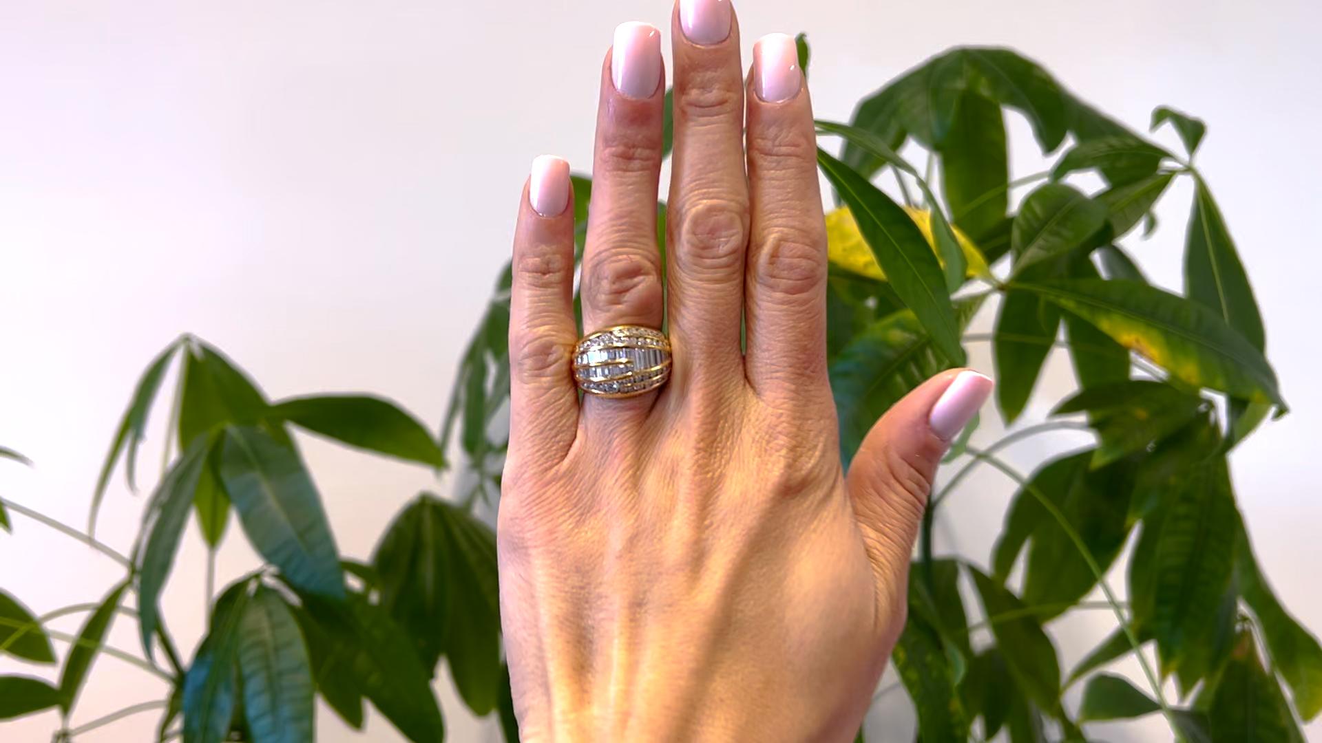 Ein Vintage Italian Diamond 18k Gelbgold Kuppel Ring. Mit 54 runden Diamanten im Brillant- und Baguetteschliff mit einem Gesamtgewicht von ca. 3,20 Karat, eingestuft als nahezu farblos, Reinheit VS-SI. Gefertigt aus 18 Karat Gelbgold mit