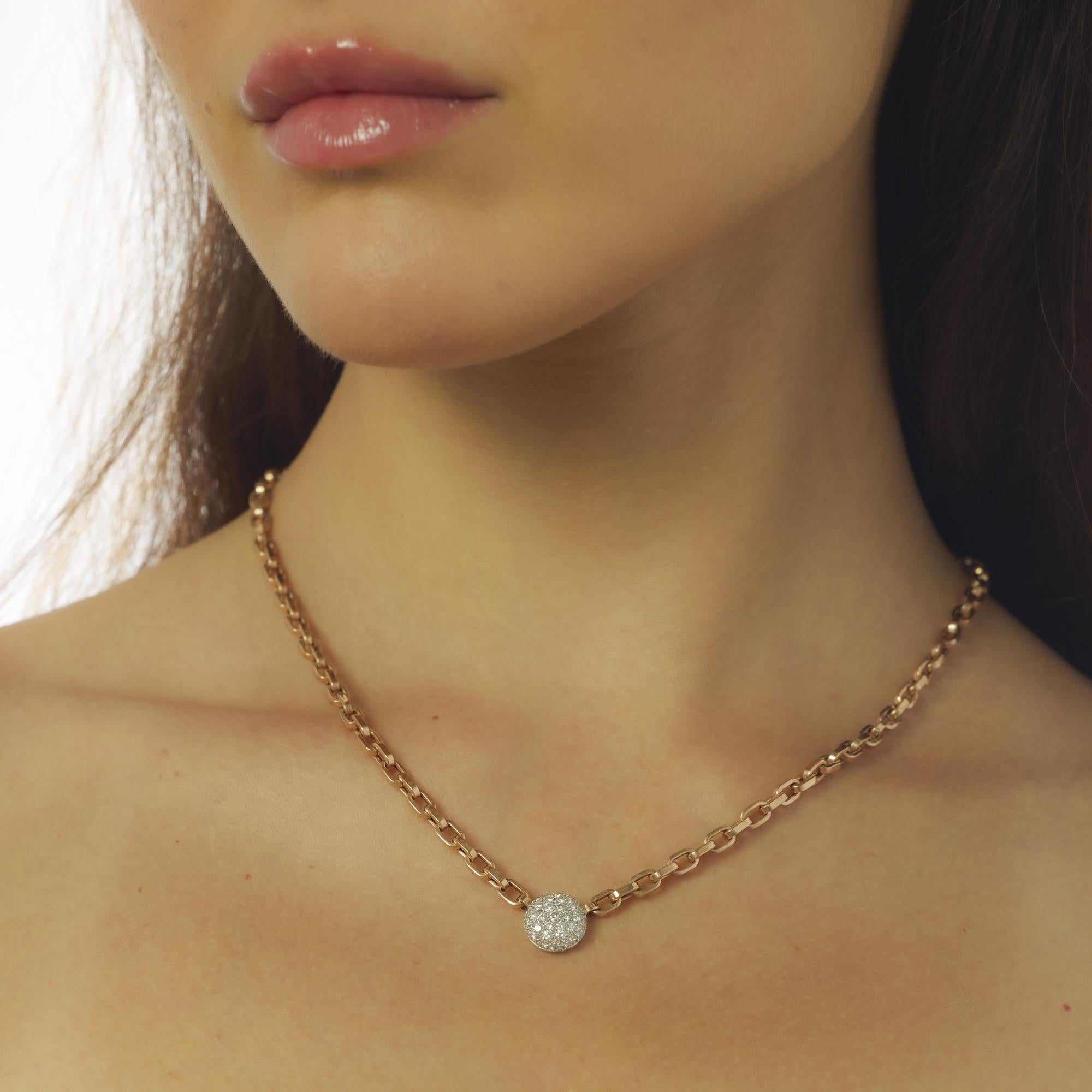 Questa collana vintage degli anni '70 irradia un raffinato splendore con trenta diamanti rotondi taglio brillante per un totale di circa 0,90 carati. Con un eccezionale colore E-F e una purezza VS, i diamanti sono incastonati in un pendente quadrato