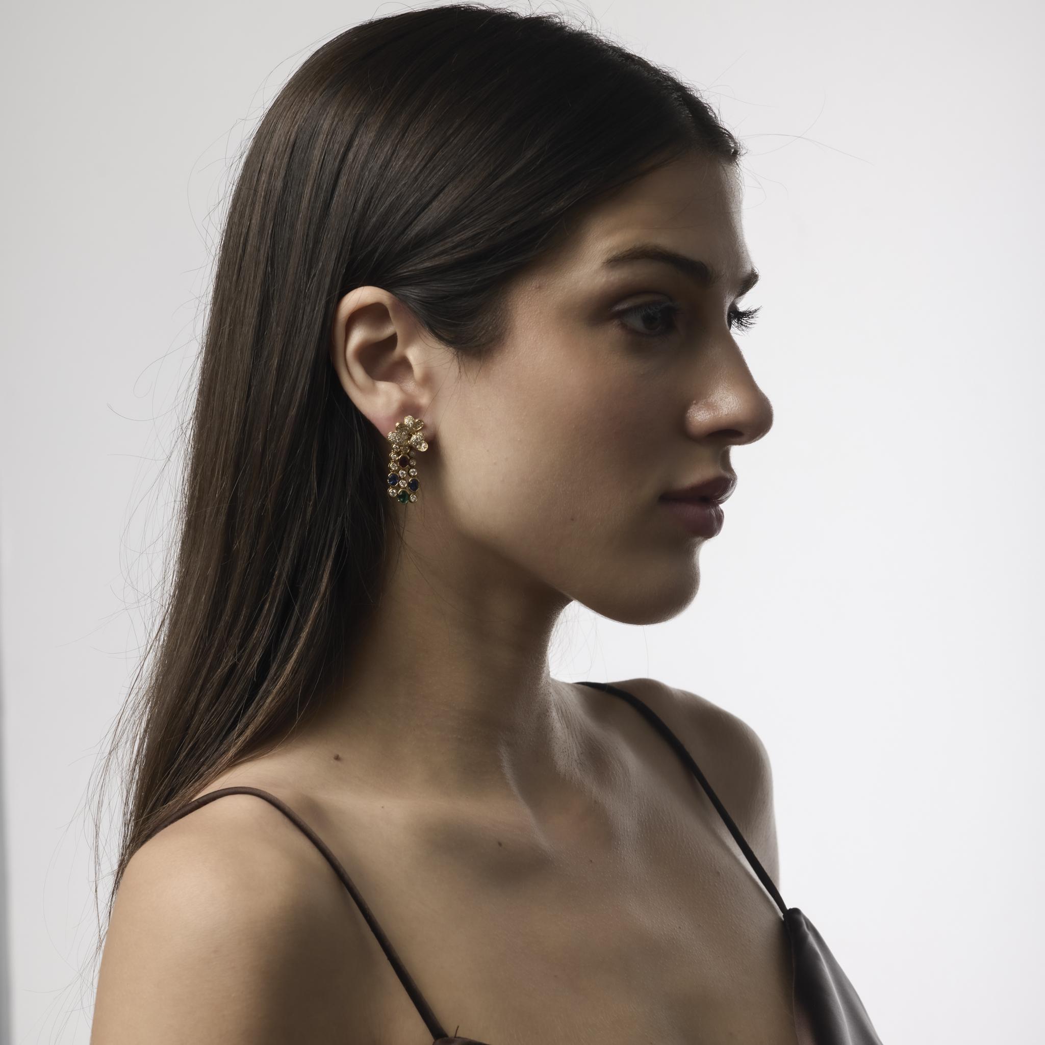 Vibrantes boucles d'oreilles vintage en or jaune 18 carats ornées de saphirs, de rubis, d'émeraudes et de 1,20 carats de diamants éblouissants, créant une déclaration d'élégance frappante et colorée.