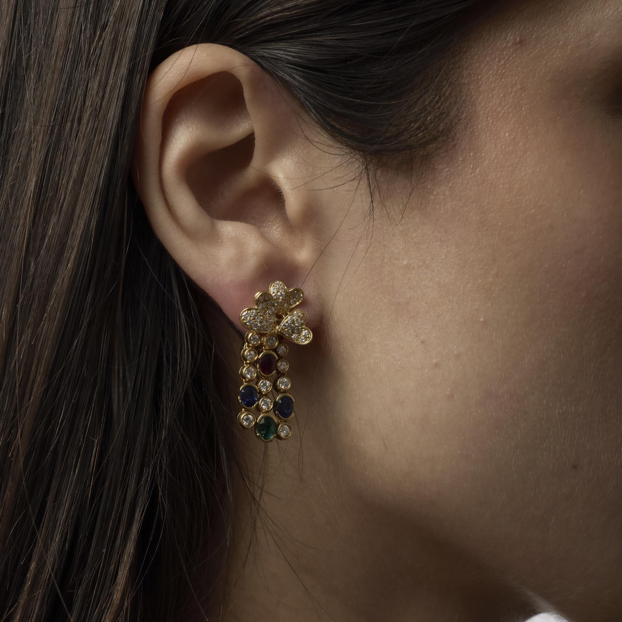 Taille brillant Boucles d'oreilles pendantes en or jaune 18k avec diamant, saphir, rubis et émeraude. en vente