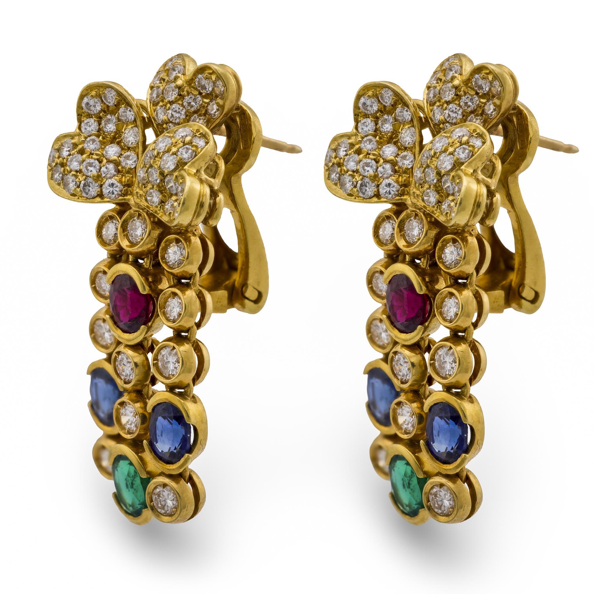 Boucles d'oreilles pendantes en or jaune 18k avec diamant, saphir, rubis et émeraude. Bon état - En vente à Beverly Hills, CA