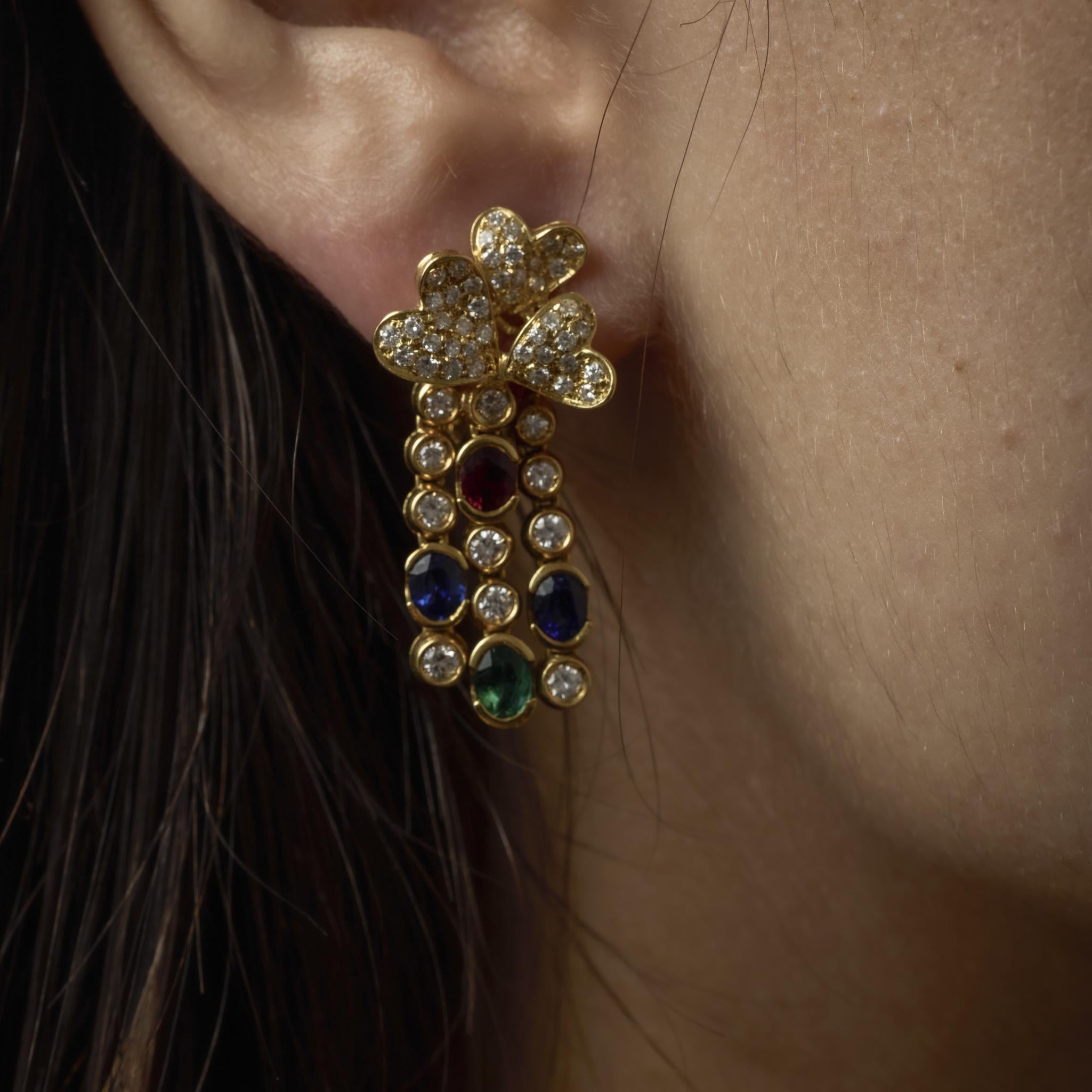Boucles d'oreilles pendantes en or jaune 18k avec diamant, saphir, rubis et émeraude. Pour femmes en vente