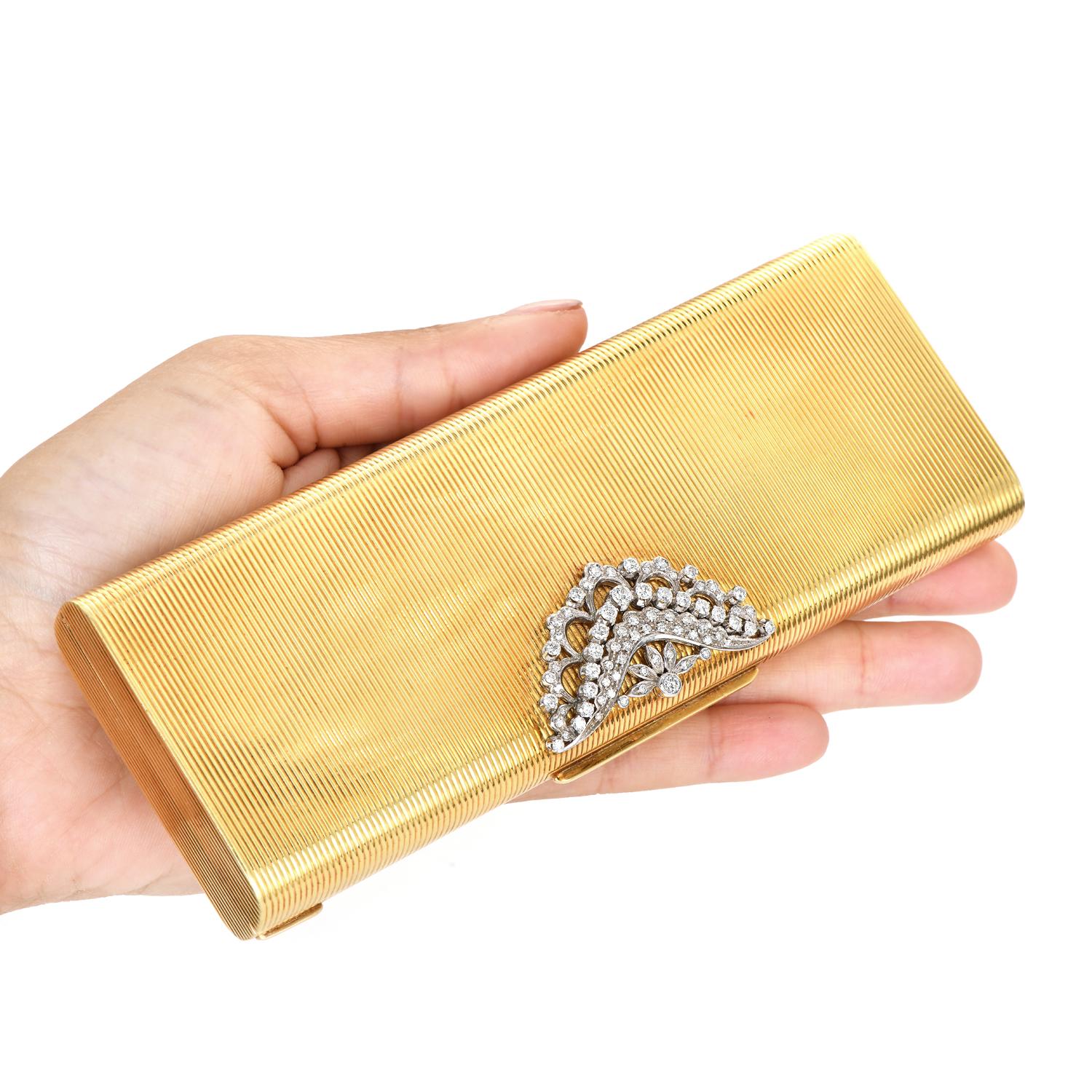 Rétro Boîte compacte diadème italienne en or jaune 18 carats massif et diamants en vente