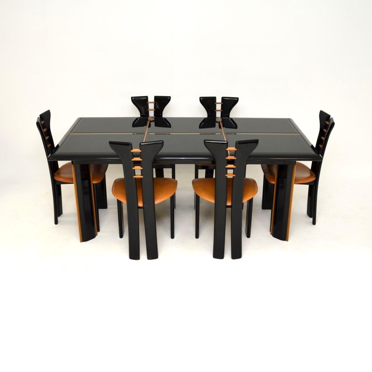 Ein hervorragender italienischer lackierter Vintage-Esstisch und Stühle von Pierre Cardin für Roche Bobois. Es wurde in Italien hergestellt und stammt etwa aus den 1970er Jahren.

Die Qualität ist fantastisch, das Design ist sehr stilvoll und