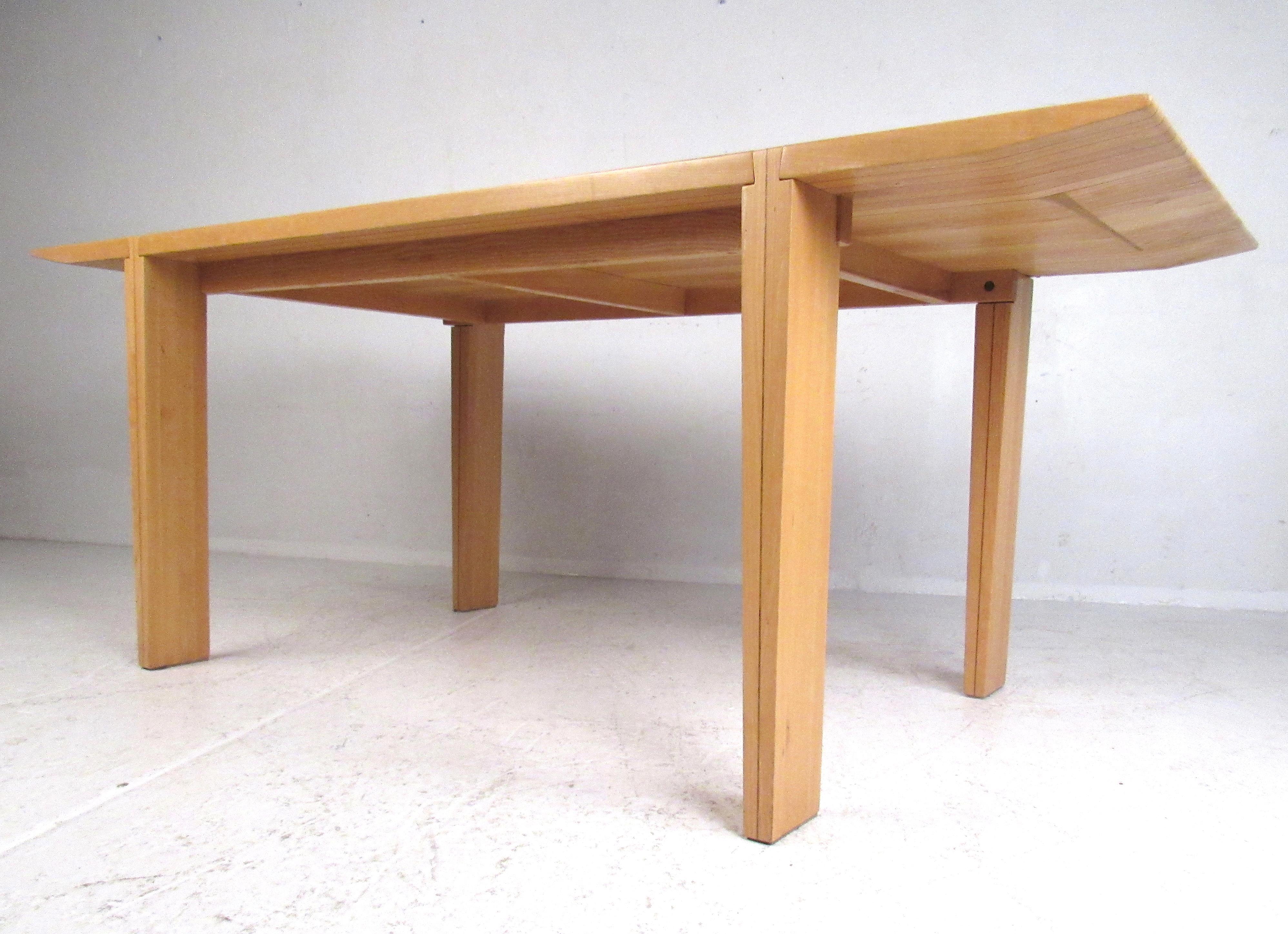 Impressionnante table à manger d'Antonio Sibau. Design intéressant avec une menuiserie inhabituelle en queue d'aronde reliant les pieds au plateau de la table. Un complément idéal pour tout intérieur moderne. Veuillez confirmer la localisation de