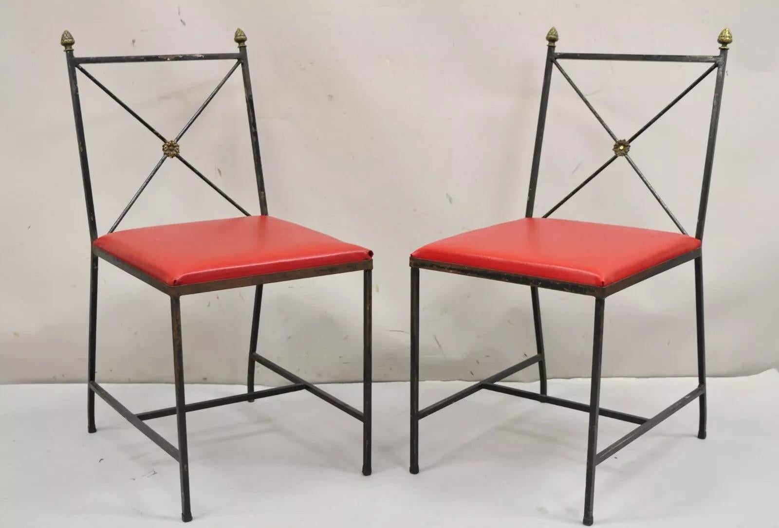 Vintage Italian Directoire X-Back Wrought Iron Acorn Finial Dining Set - 7 Pc Set. La liste comprend (6) chaises d'appoint, (1) table rectangulaire avec plateau stratifié gris en faux marbre. L'ensemble est composé de cadres en fer avec des