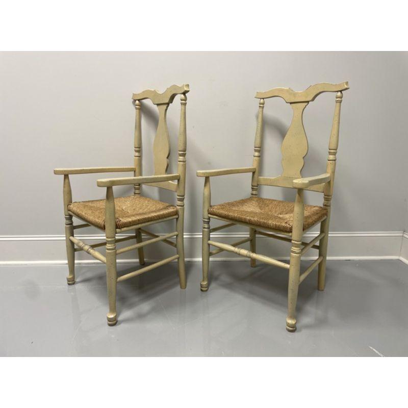 Ein Paar Sessel im italienischen Stil, ohne Markenzeichen. Lackiertes Hartholz mit geschnitzten Kammleisten und Rückenlehnen, geschwungenen Armlehnen, Sitzflächen aus Binsen, gedrechselten Vorderbeinen und Bahren. Hergestellt in Italien, Ende des