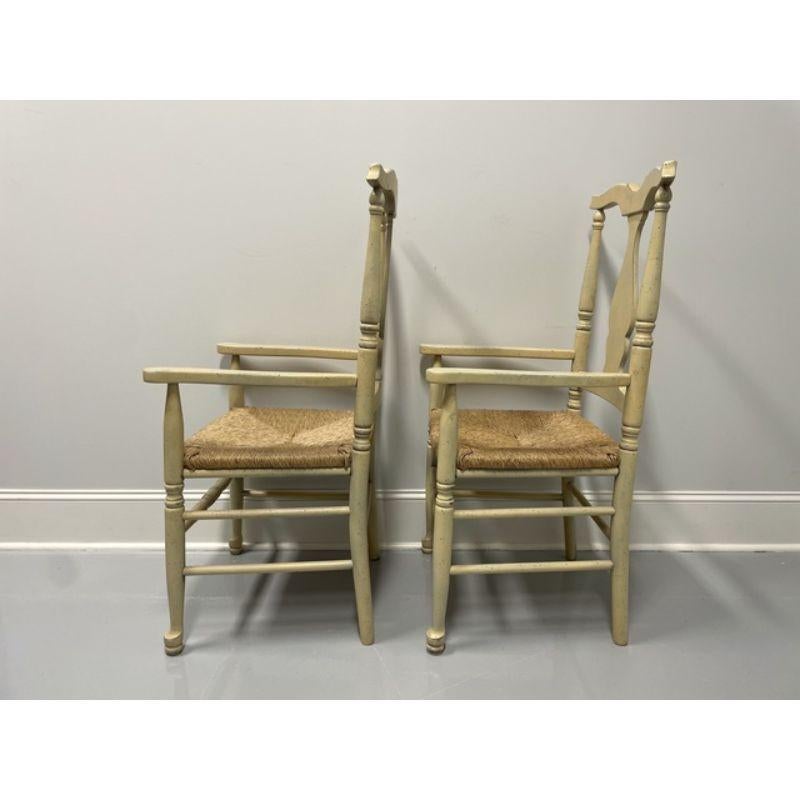 Italienische cremegelbe lackierte Sessel im Used-Stil mit Binsensitz, im Used-Stil, Paar (Land) im Angebot