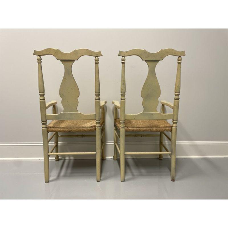 Italienische cremegelbe lackierte Sessel im Used-Stil mit Binsensitz, im Used-Stil, Paar im Zustand „Gut“ im Angebot in Charlotte, NC