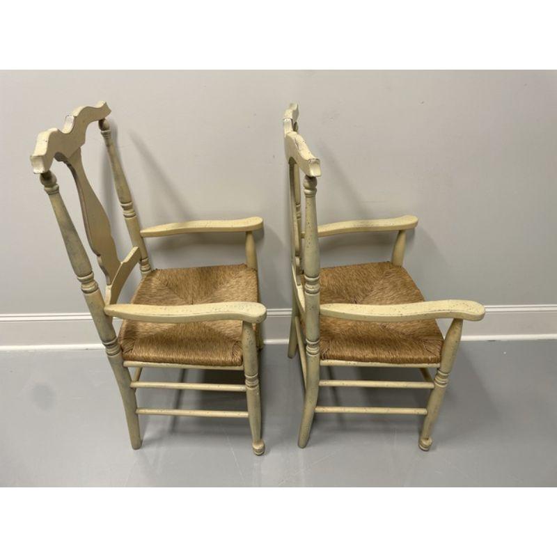 Italienische cremegelbe lackierte Sessel im Used-Stil mit Binsensitz, im Used-Stil, Paar (20. Jahrhundert) im Angebot