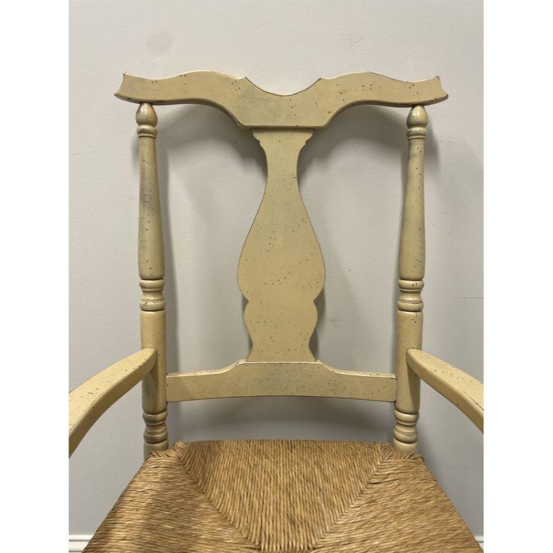Italienische cremegelbe lackierte Sessel im Used-Stil mit Binsensitz, im Used-Stil, Paar im Angebot 1