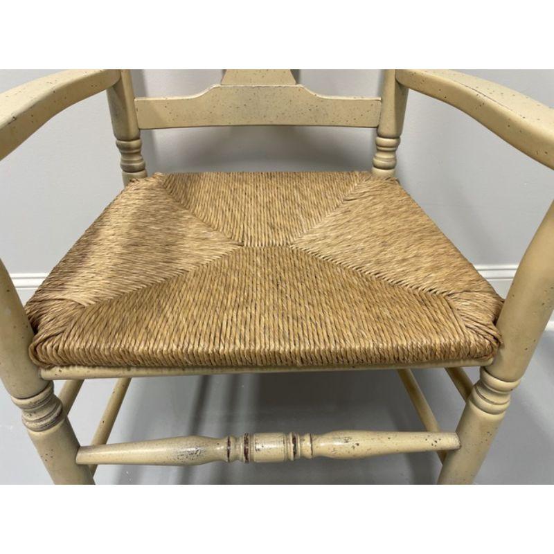 Italienische cremegelbe lackierte Sessel im Used-Stil mit Binsensitz, im Used-Stil, Paar im Angebot 3