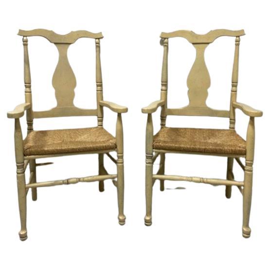Italienische cremegelbe lackierte Sessel im Used-Stil mit Binsensitz, im Used-Stil, Paar im Angebot