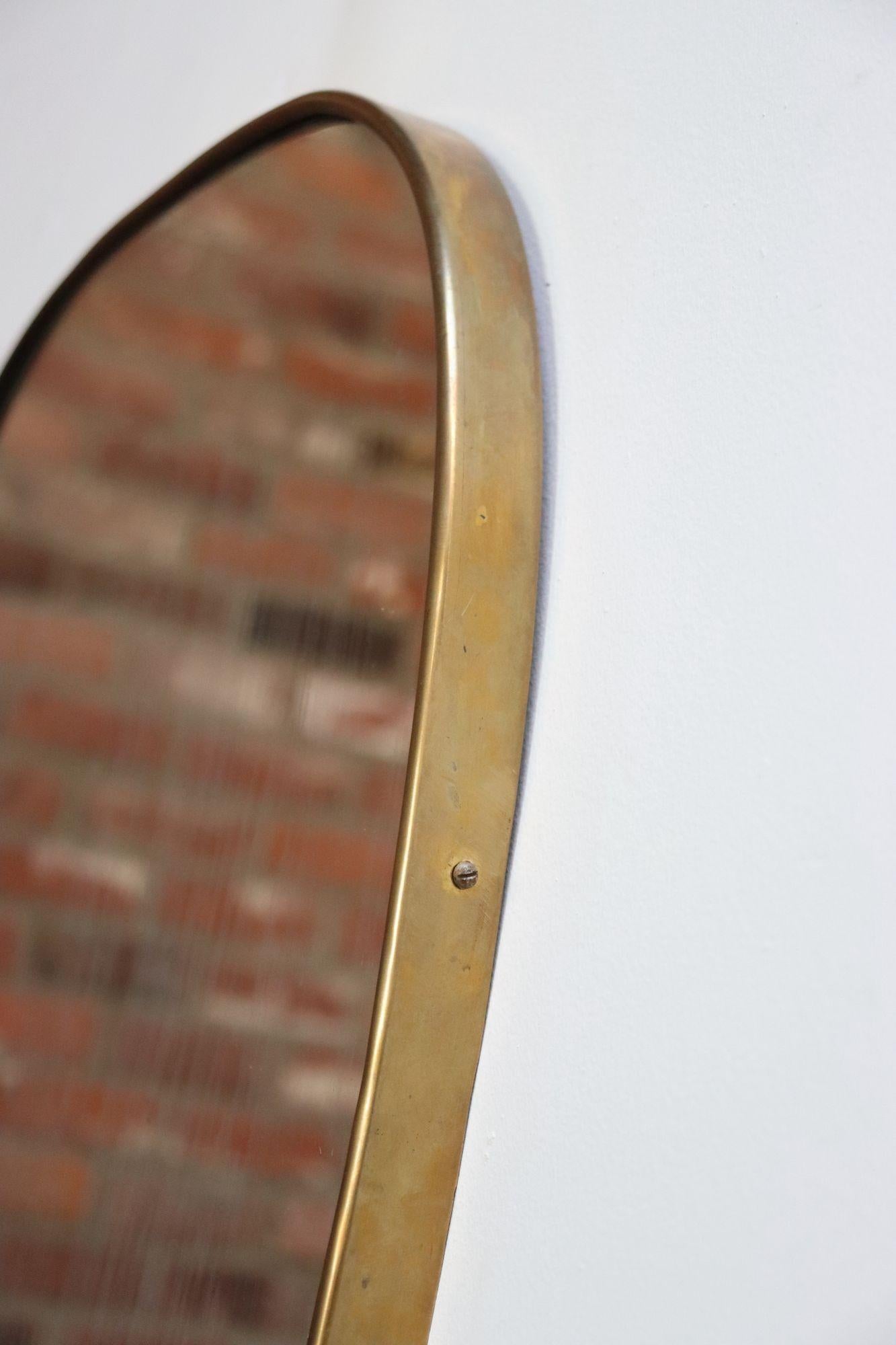 Miroir mural oblong italien vieilli avec cadre en laiton d'après Gio Ponti en vente 4