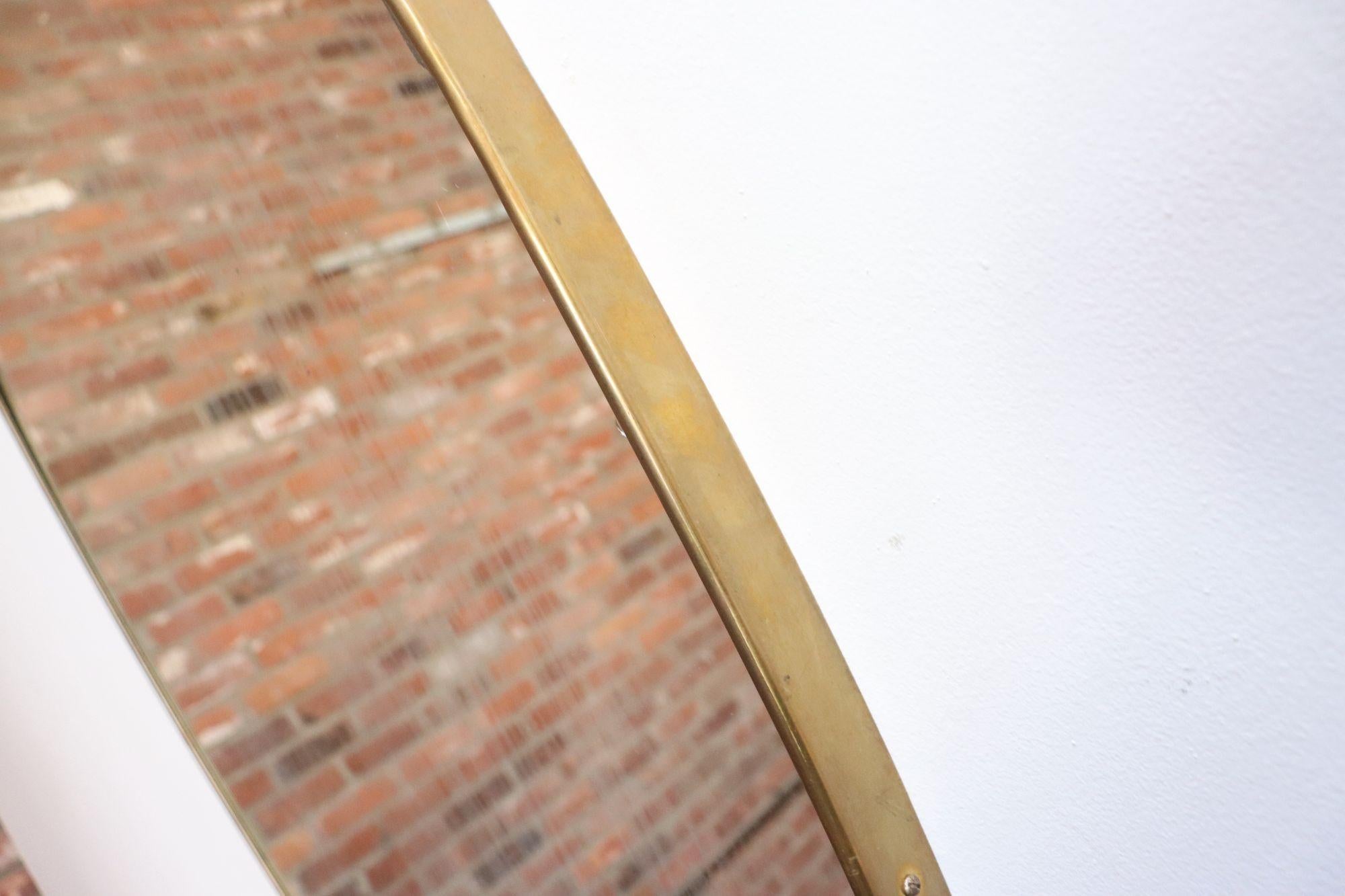 Miroir mural oblong italien vieilli avec cadre en laiton d'après Gio Ponti en vente 6