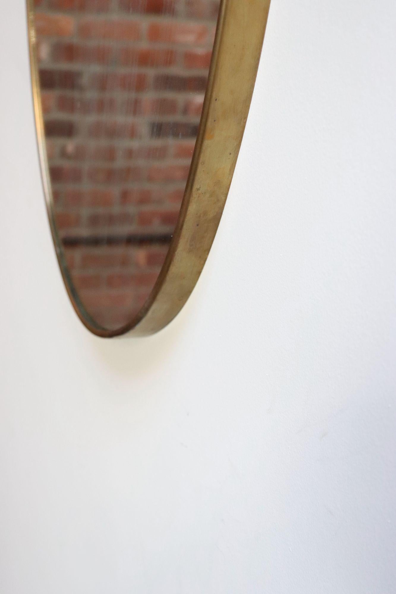 Miroir mural oblong italien vieilli avec cadre en laiton d'après Gio Ponti en vente 7