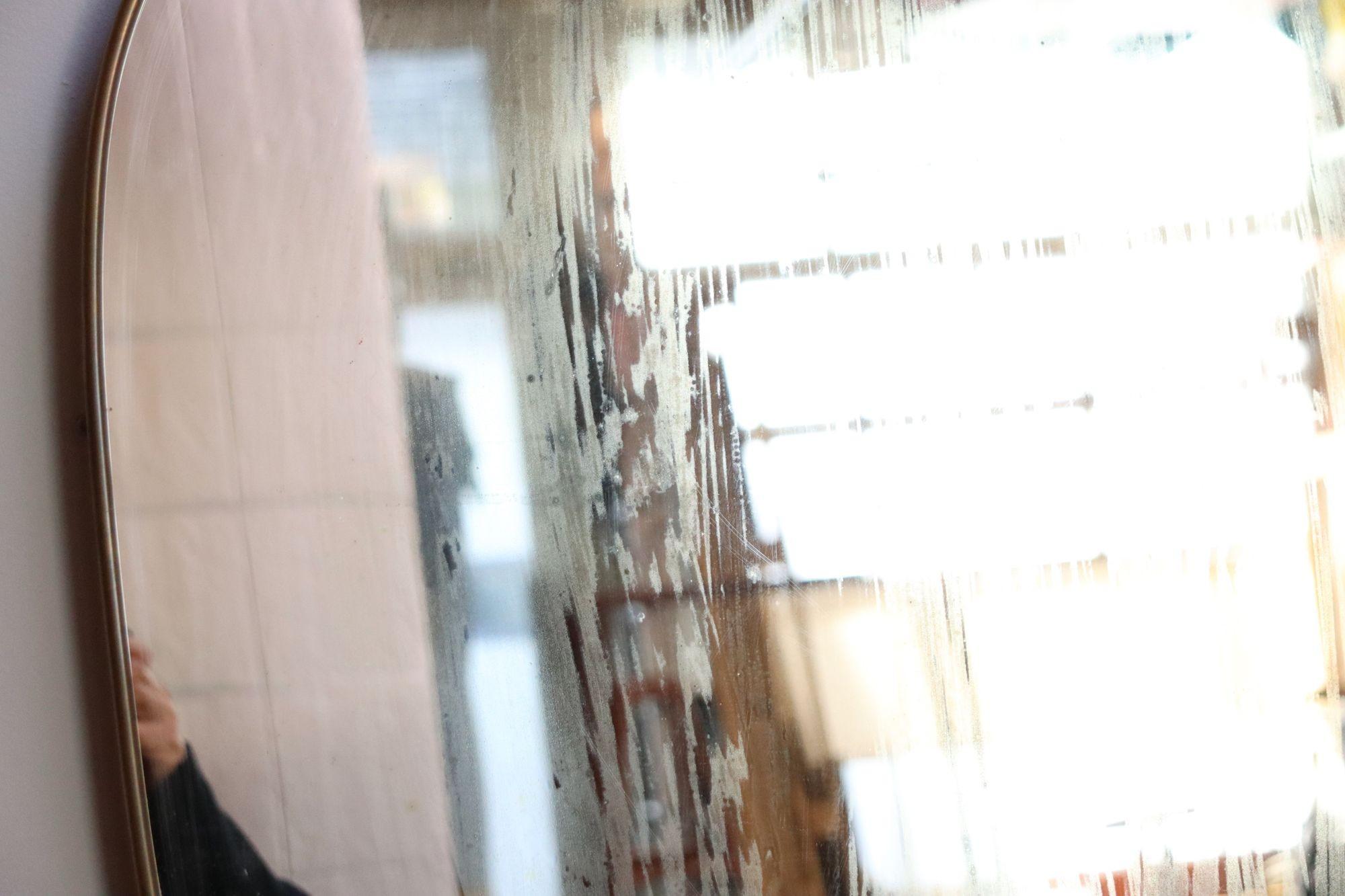 Miroir mural oblong italien vieilli avec cadre en laiton d'après Gio Ponti en vente 8